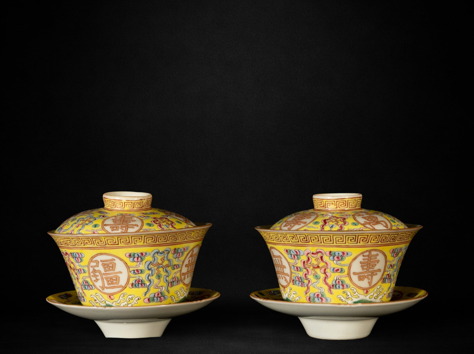 Pair of Chinese imperial cups, late Qing Dynasty - Ming Dynasty. Early 20th century: Sealed, provenance: former collection of a gentleman, pre-1970. Measurements: 11 x 11 x 11 cm total, including chargers. Perfect condition. No hairline cracks.
