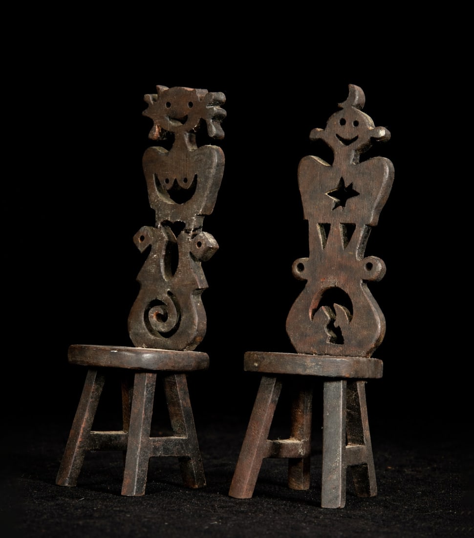 Pair of wooden chairs in the style of Roberto Matta (Santiago de Chile, 1911 - Civitavecchia, 2002): Each chair measures 18 x 5 x 5 cm. Provenance: former collection of Elías Regalado, inherited through the family line. He was a Chilean architect, painter, and poet, considered the last representativ