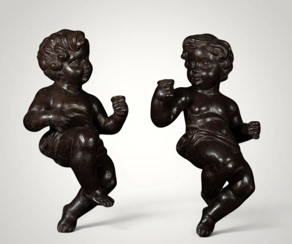 Beautiful pair of little angels hanging on the wall in natural wood from the 18th century: Each measures 45 x 30 cm