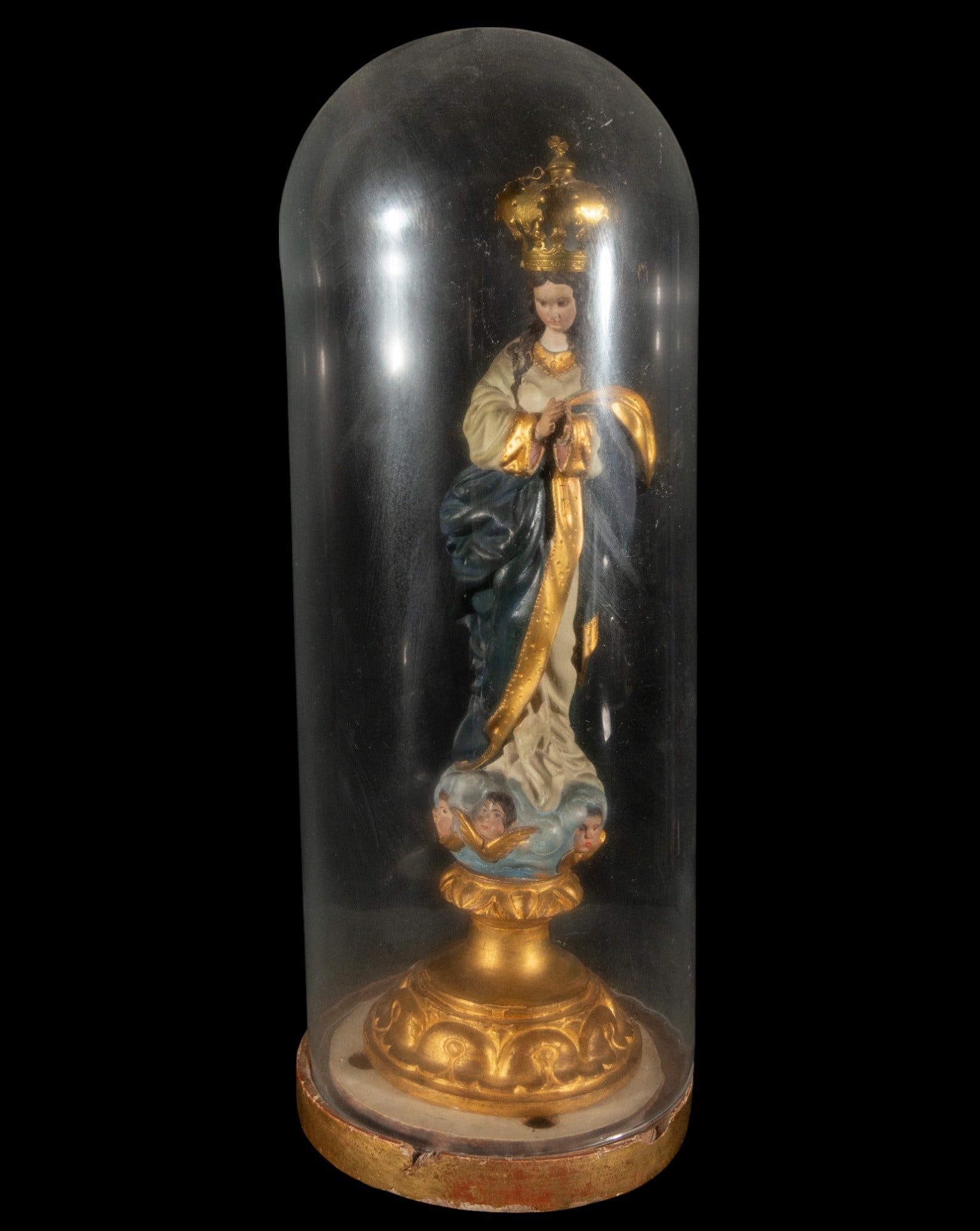 Wooden sculpture of the Virgin from the beginning of the 20th century: Wood. Measurements: 45 cm x 13 cm x 13 cm and with lantern 53 cm x 20 cm x 20 cm