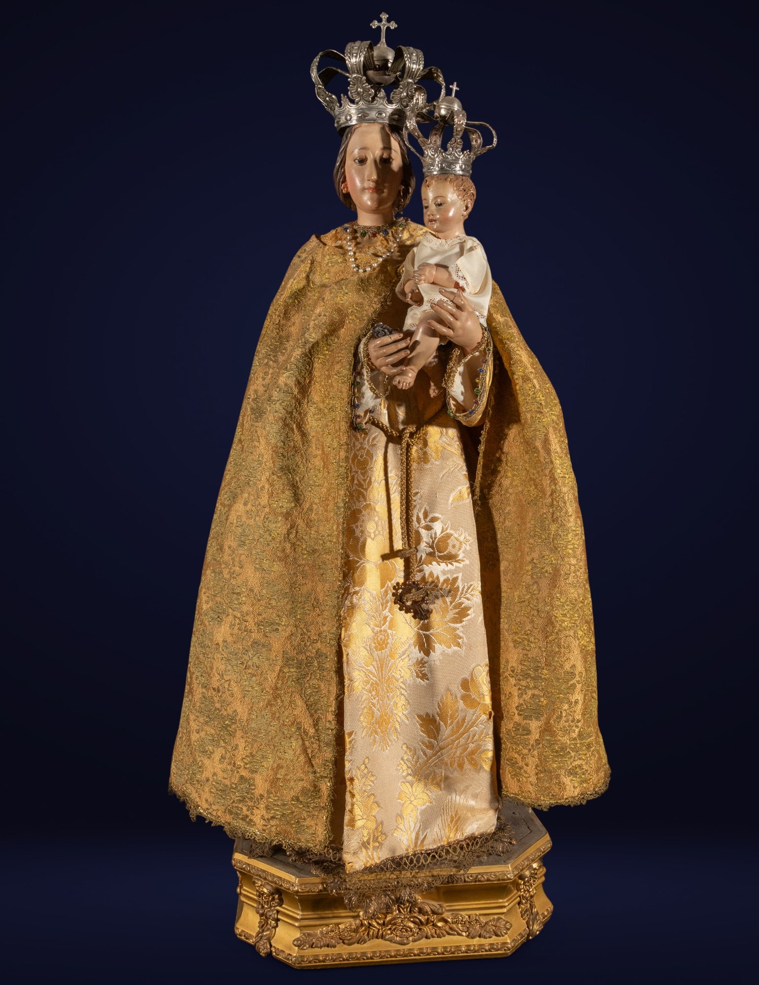 Important Virgin of Candelaria with silver powers, late 18th century: Size. Measurements: 90 cm x 40 cm x 29 cm