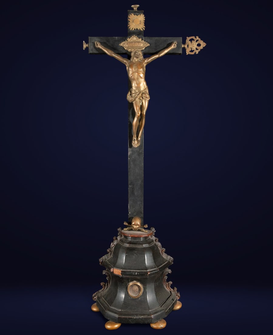 Important Italian Corpus Christi with a 17th-century bronze reliquary: Bronze. Measurements: not specified