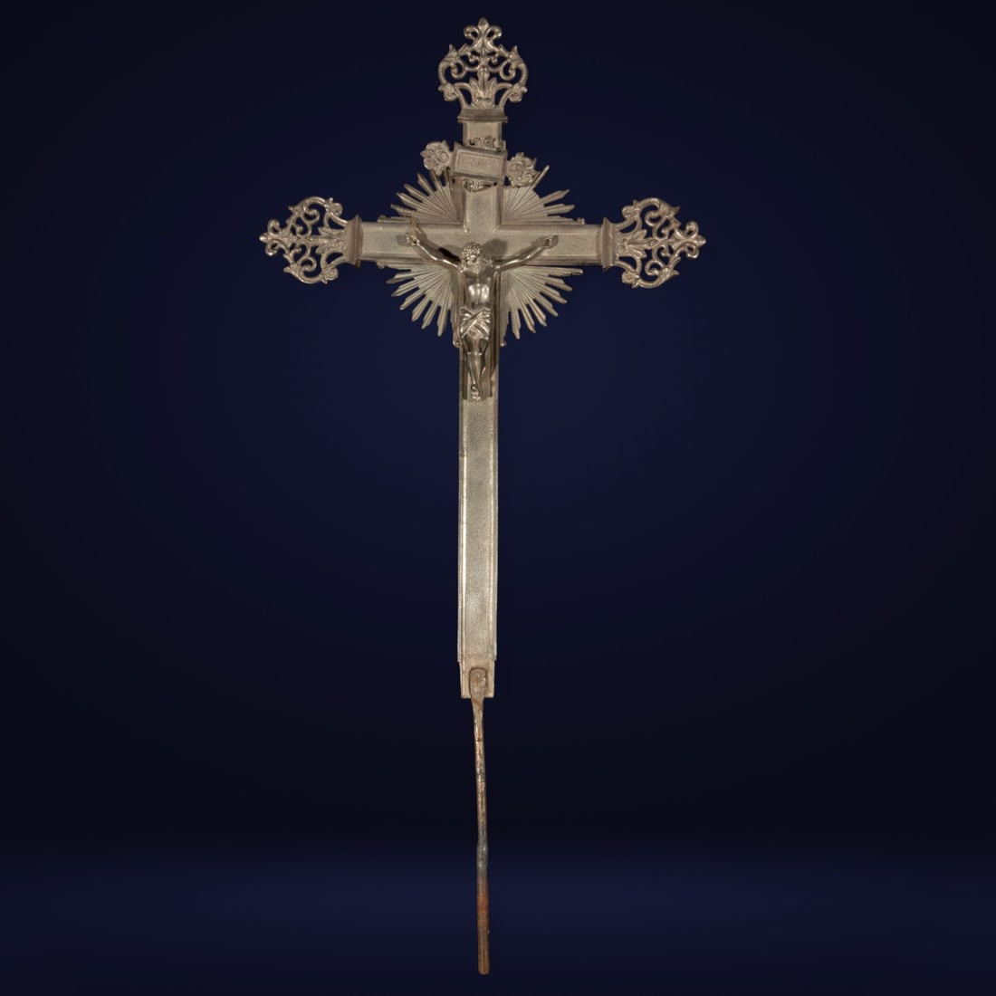 Christ with his cross in bronze from the 19th century: Bronze. Measurements: 13 cm x 11 cm x 2 cm, total 69 cm x 32 cm x 4 cm