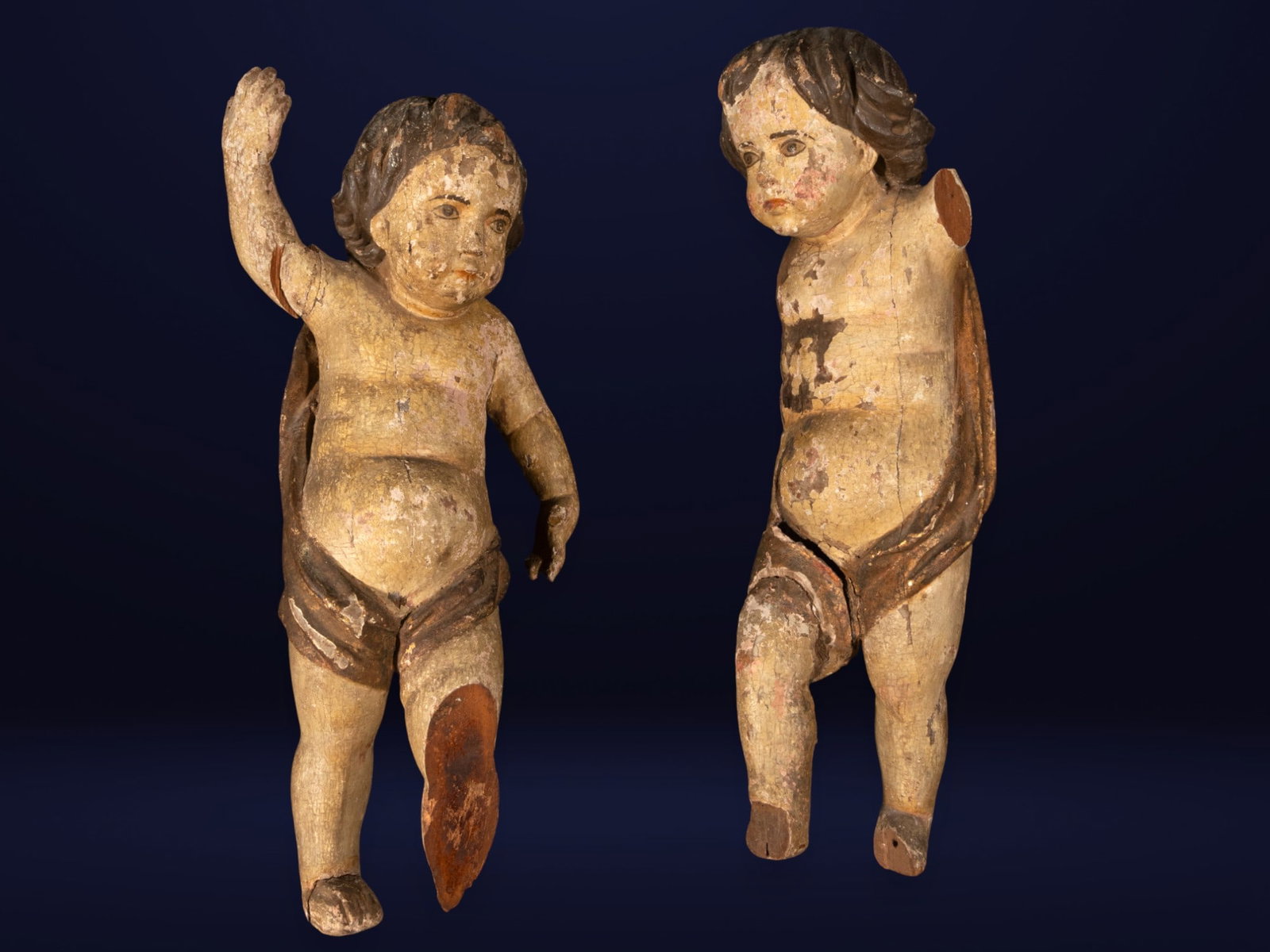 Pair of sculptures in carving of little angels with flaws, 17th century: Size. Measurements: 62 cm x 30 cm x 18 cm (unit)
