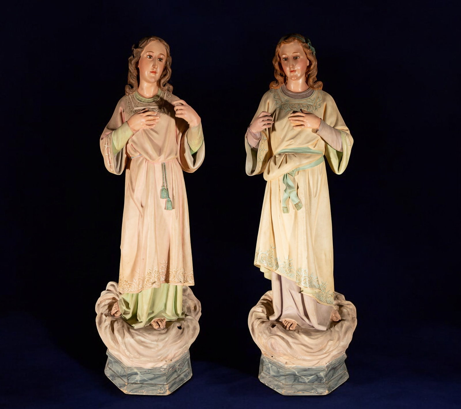 Pair of angels in wooden carving by the sculptor Navas Parejo, early 20th century: Wood. Measurements: 46 cm x 50 cm x 41 cm and 48 cm x 46 cm x 42 cm