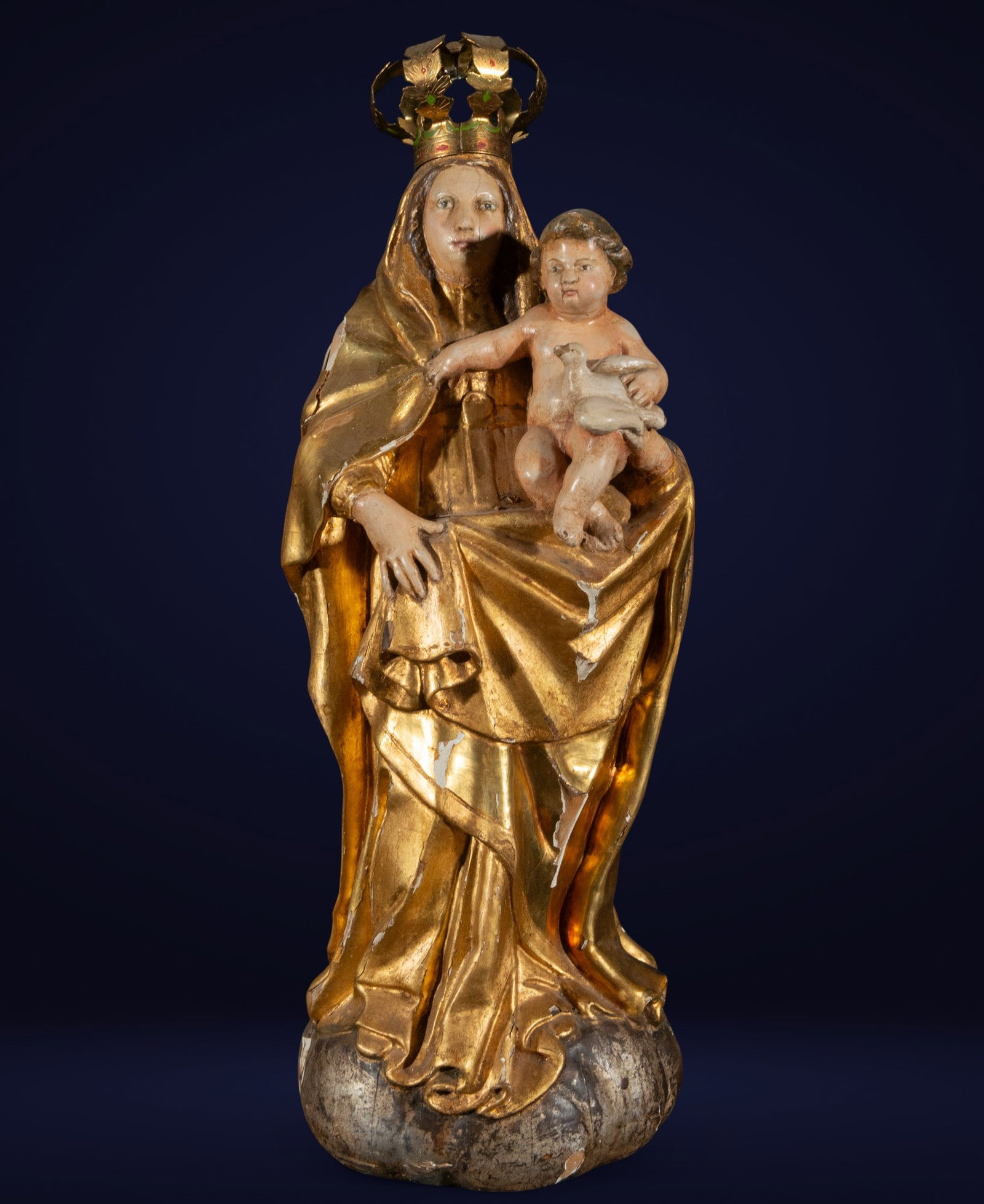 Sculpture of the Virgin and Child from the late 16th and early 17th centuries: Gold cut. Measurements: not specified