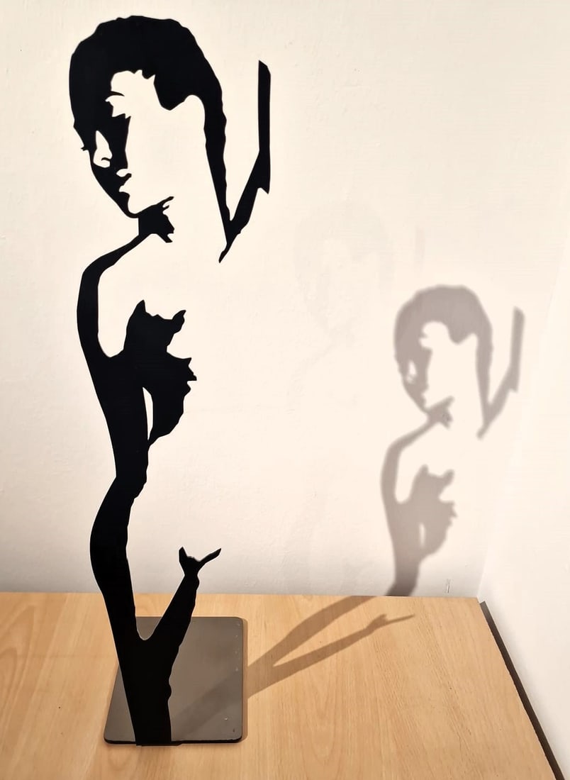 Andrea Meneghetti (1977) - Afrodite della purezza (2020): Enamel-painted metal sculpture on a laser-cut iron sheet. Dimensions: 60 x 20 x 14 cm. This contemporary sculpture, with its elegant minimalist style, represents a female figure synthesized through a 