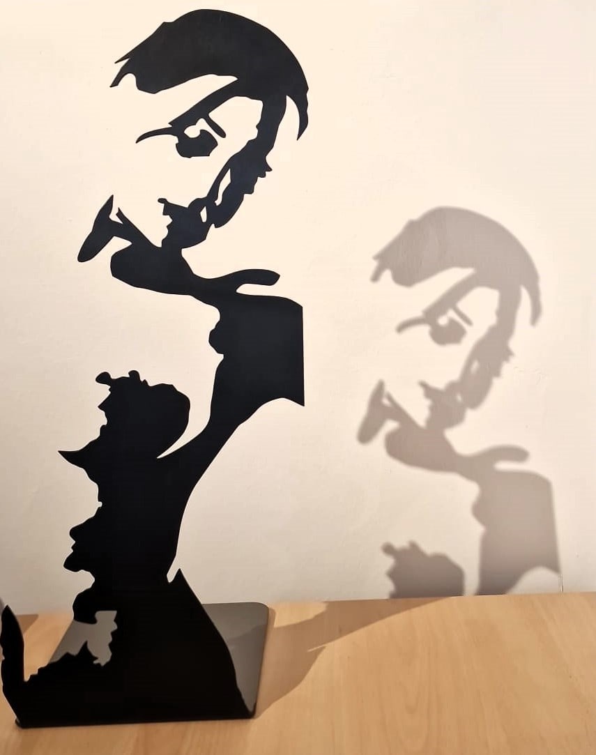 Andrea Meneghetti (1977) - Afrodite nella luz (2014): Enamel-painted metal sculpture on a laser-cut iron sheet. Dimensions: 60 x 20 x 20 cm. This contemporary sculpture, with its refined minimalist style, features a female figure emerging through a play 