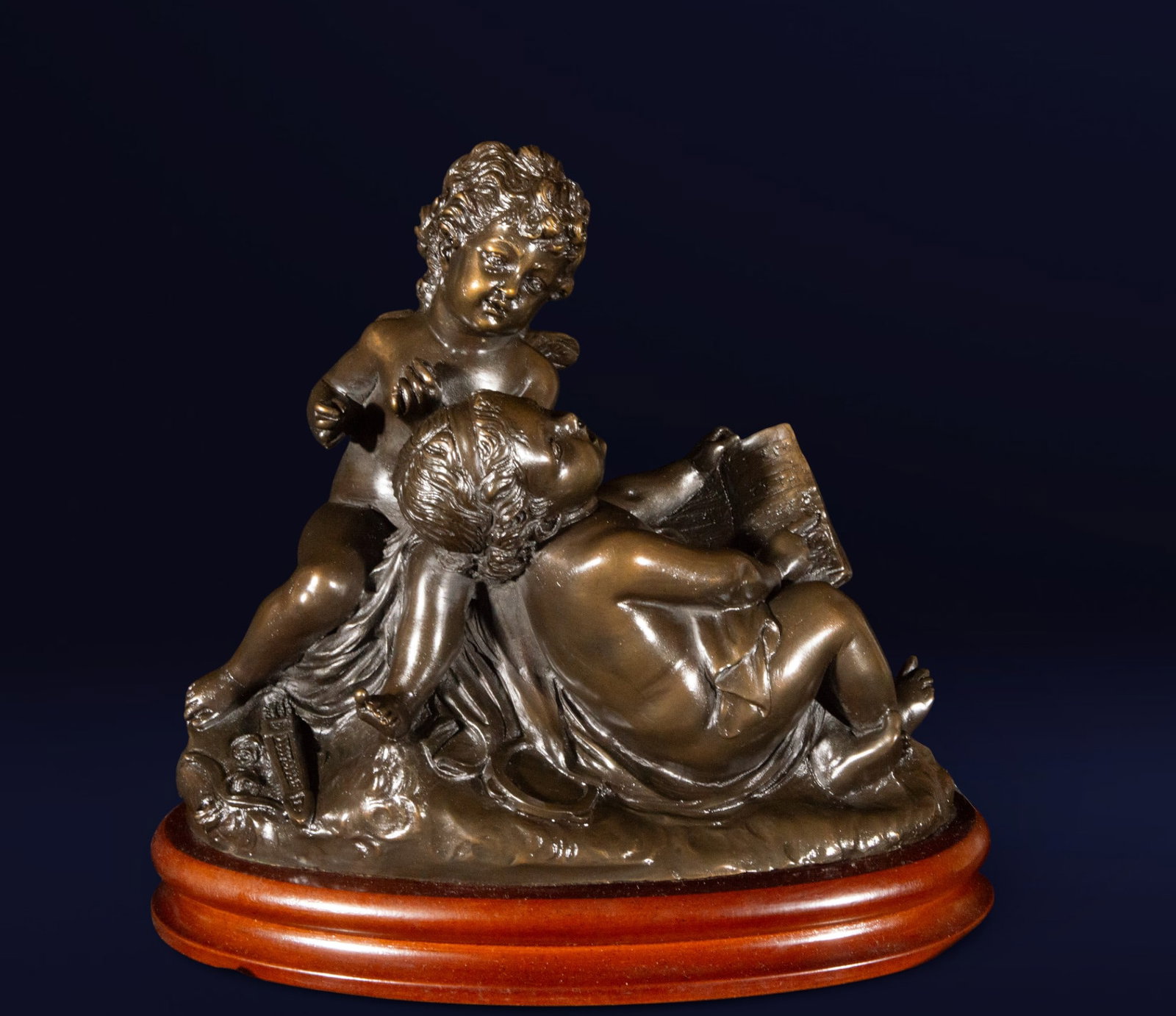 Cupid throwing love, Neoclassical School, 20th century: Patinated bronze. Measurements 25 x 25 x 15 cm.