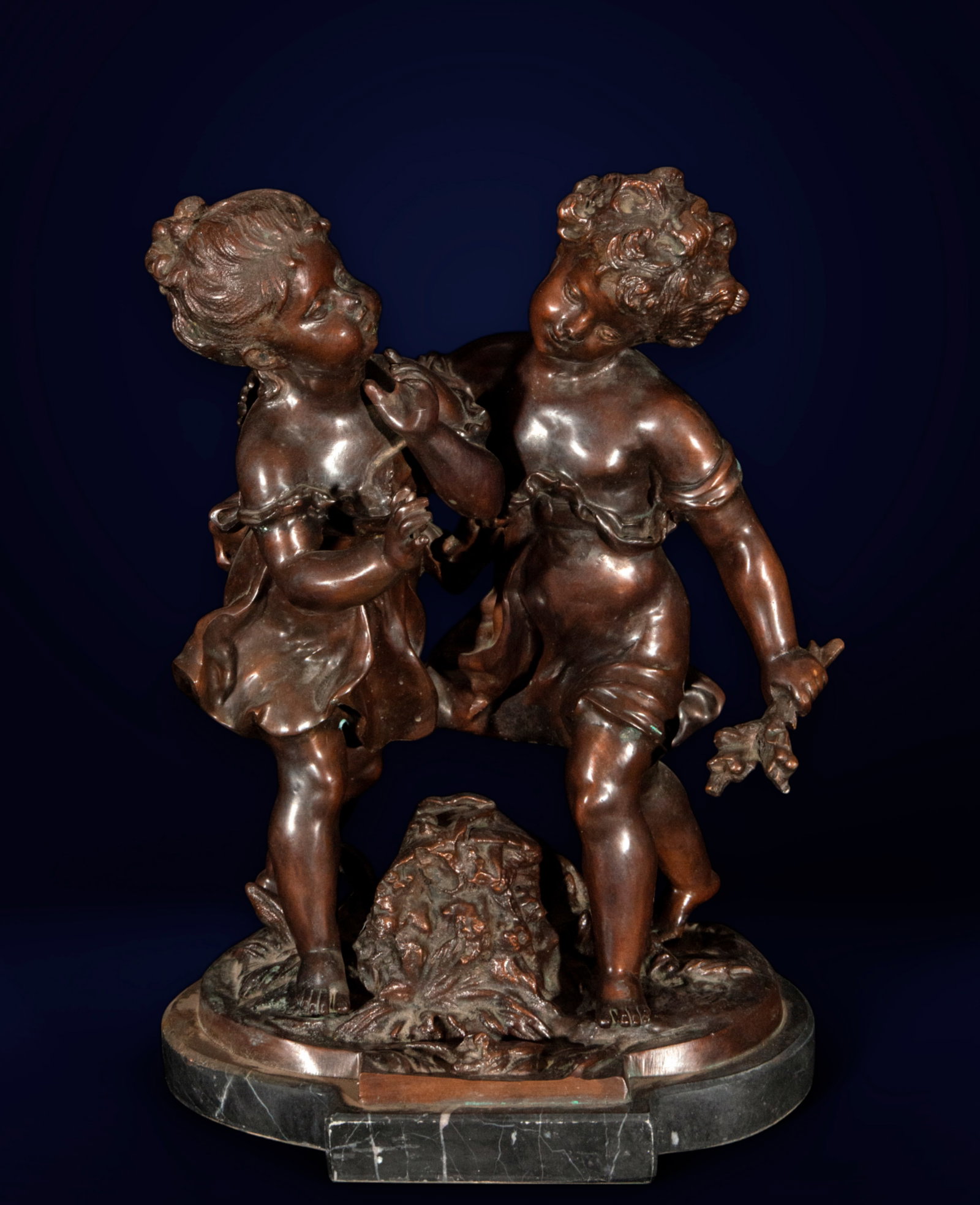Bronze sculpture of a pair of children from the beginning of the 20th century, signed Clodion on the: 41 cm x 33 cm x 22 cm
