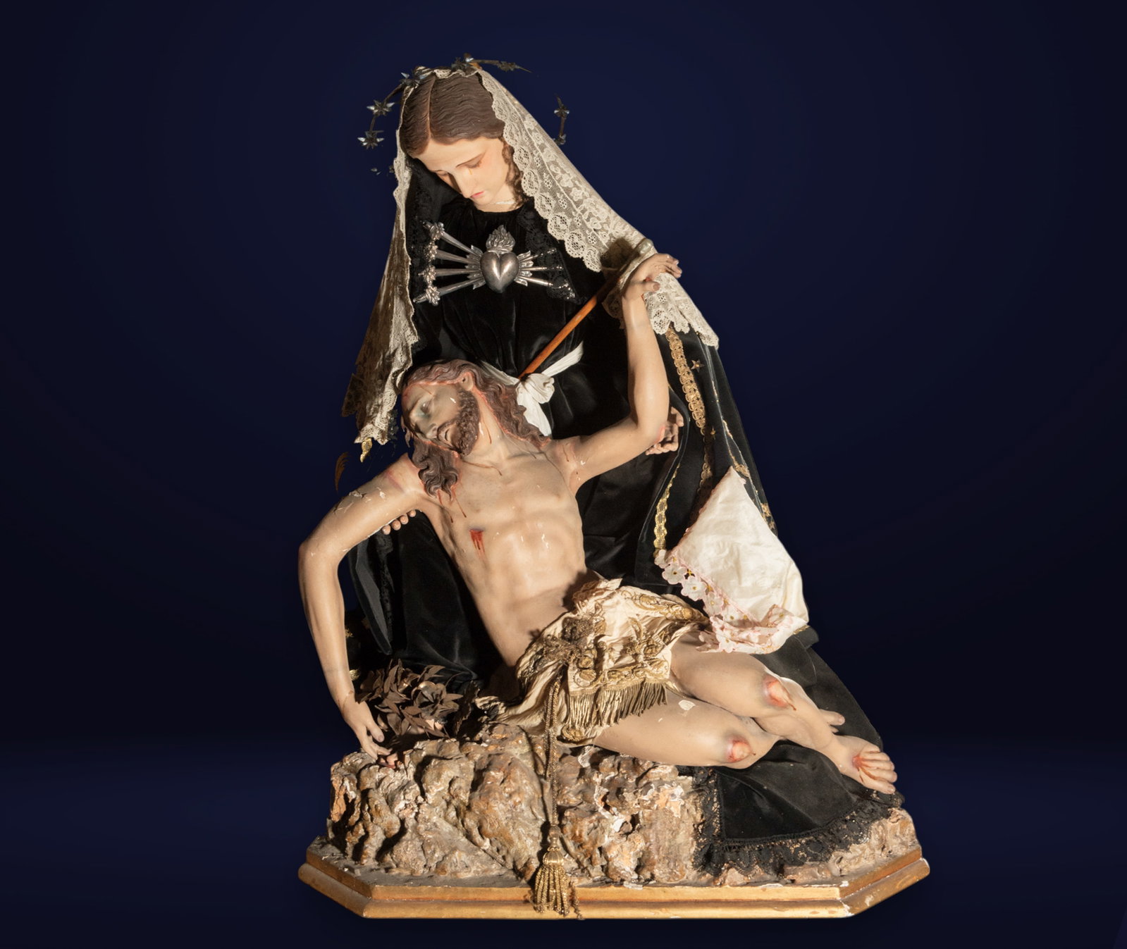 Monumental Pietà of Olot from the end of the 18th century to the 19th century with silver gilts (1 of 8)