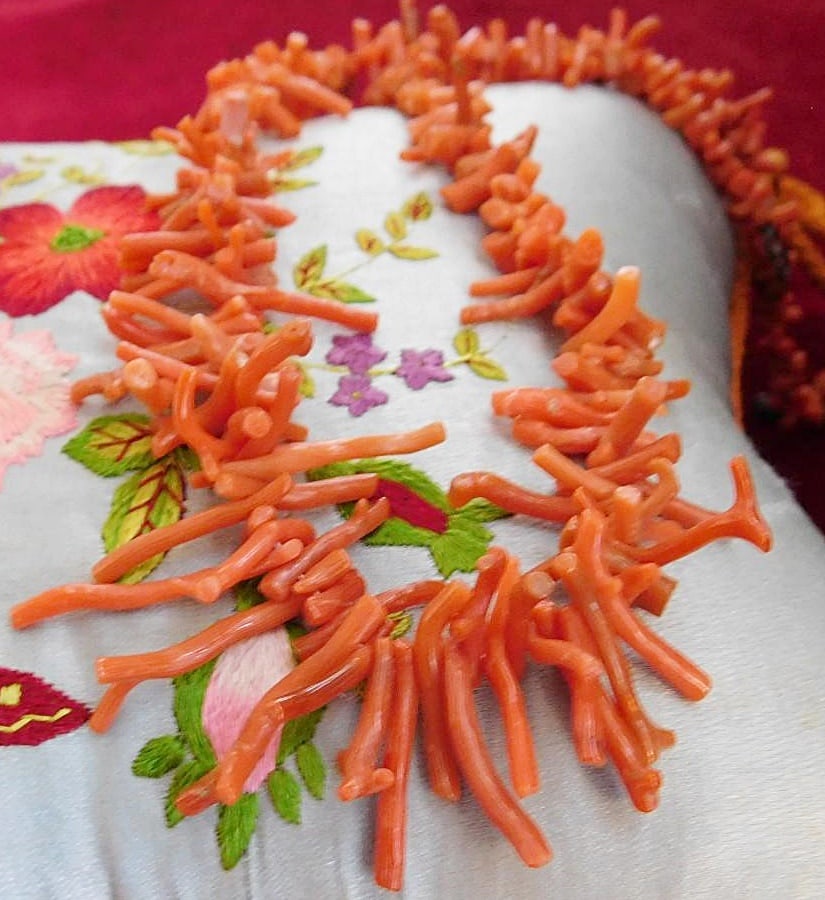 Art Deco necklace made of natural Mediterranean coral branches. Silver. Weight 33 grams: Antique natural Mediterranean coral and silver clasp. Measures 48 cm in length; longest branch 3.1 cm. Weight 33 grams. Art Deco necklace composed of multiple branches of natural salmon-colored coral,