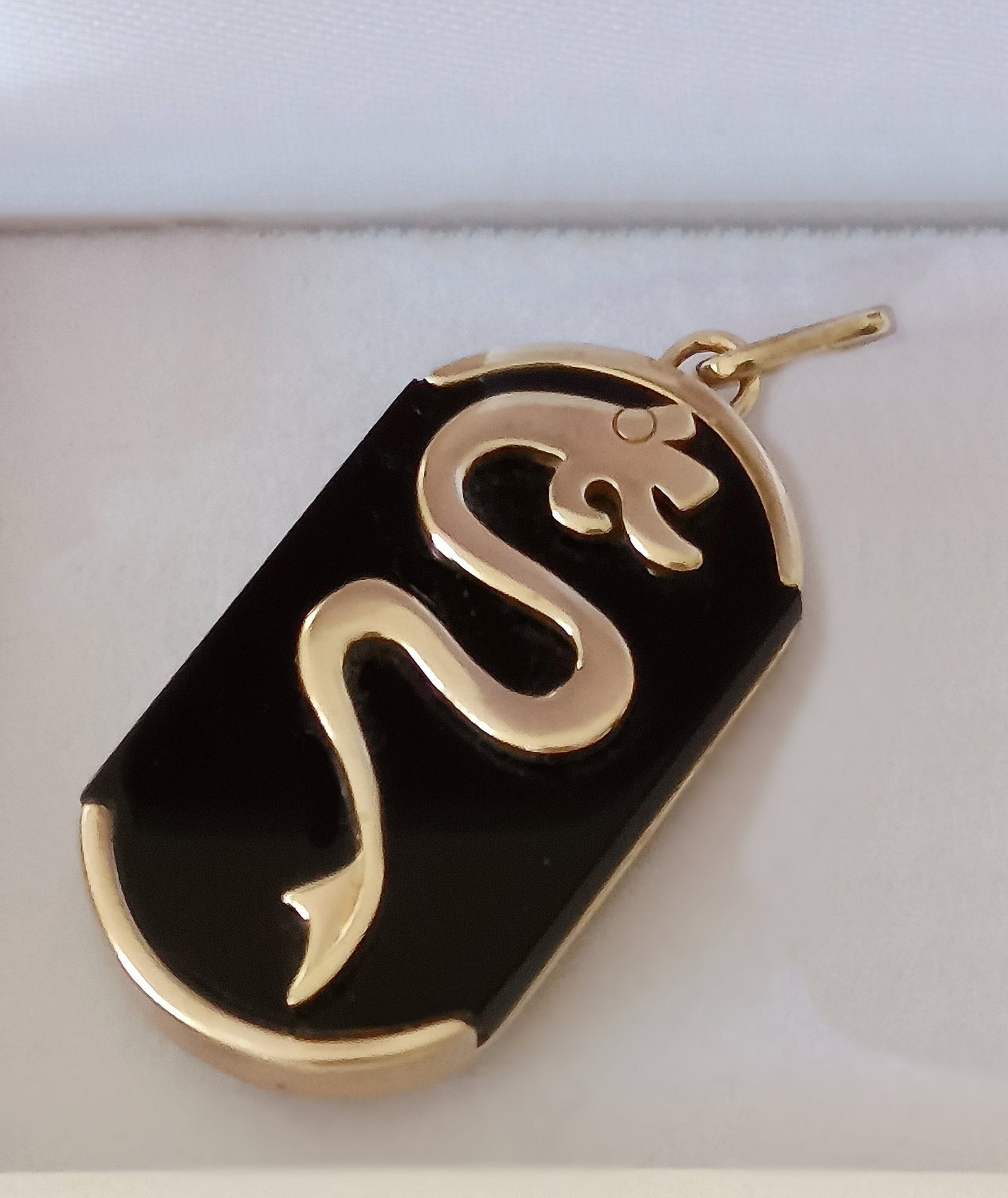 Dragon pendant amulet on onyx. 12-karat yellow gold. Weight 5.33 grams. 20th century (1 of 6)