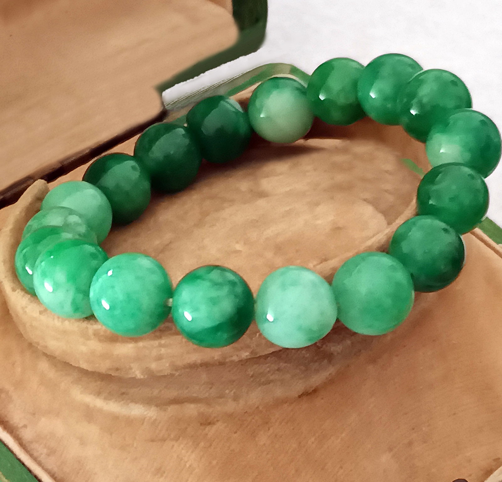 Bracelet with 18 natural jade beads. Weight 23 grams. 20th century: Eighteen natural, spherical, and calibrated jade beads. Beads measure 10 mm in diameter; adjustable size. Weight 23 grams. Vintage bracelet composed of eighteen jade beads in shades ranging from emera