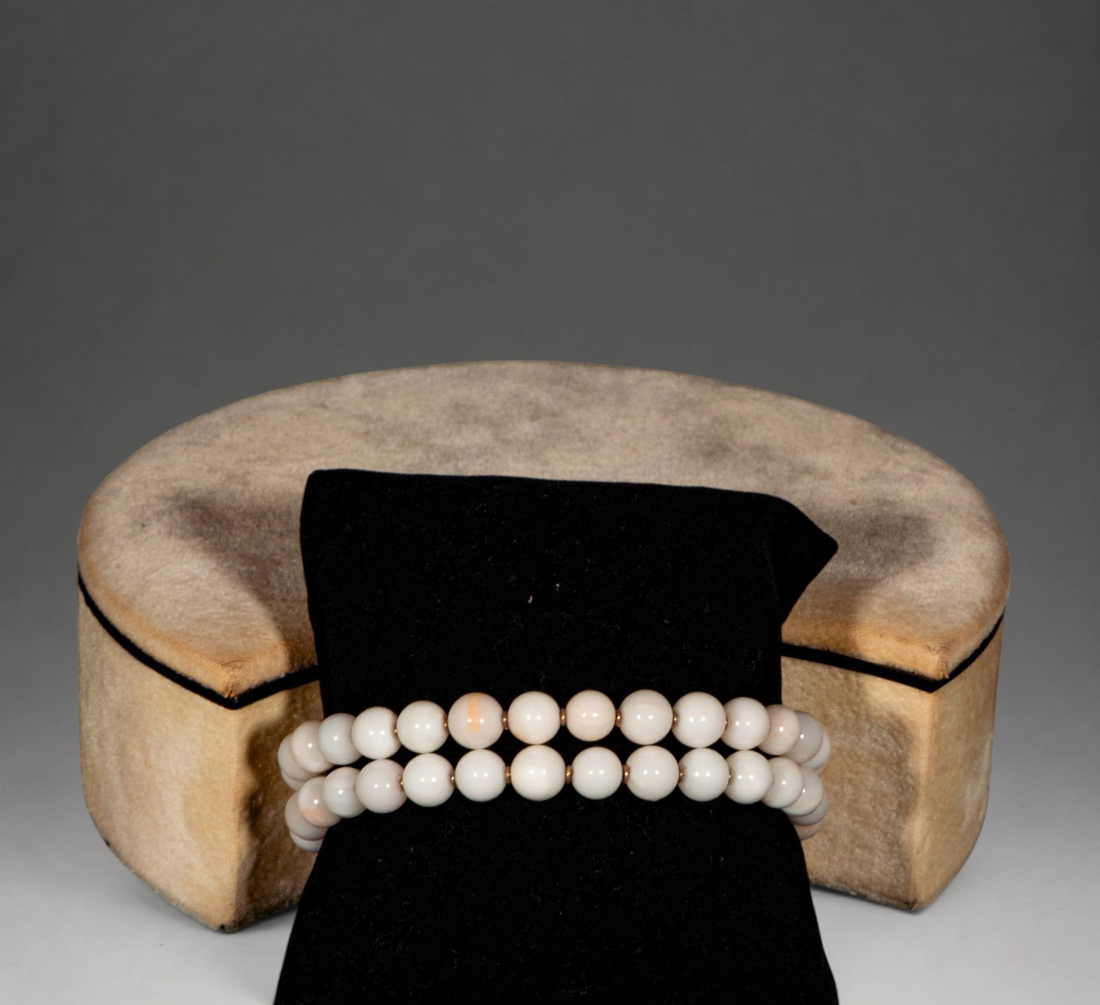 Pair of bracelets with angel skin coral beads: Pair of elastic bracelets made of spherical angel skin coral beads. A simple and timeless design that highlights the delicate nature of the material.