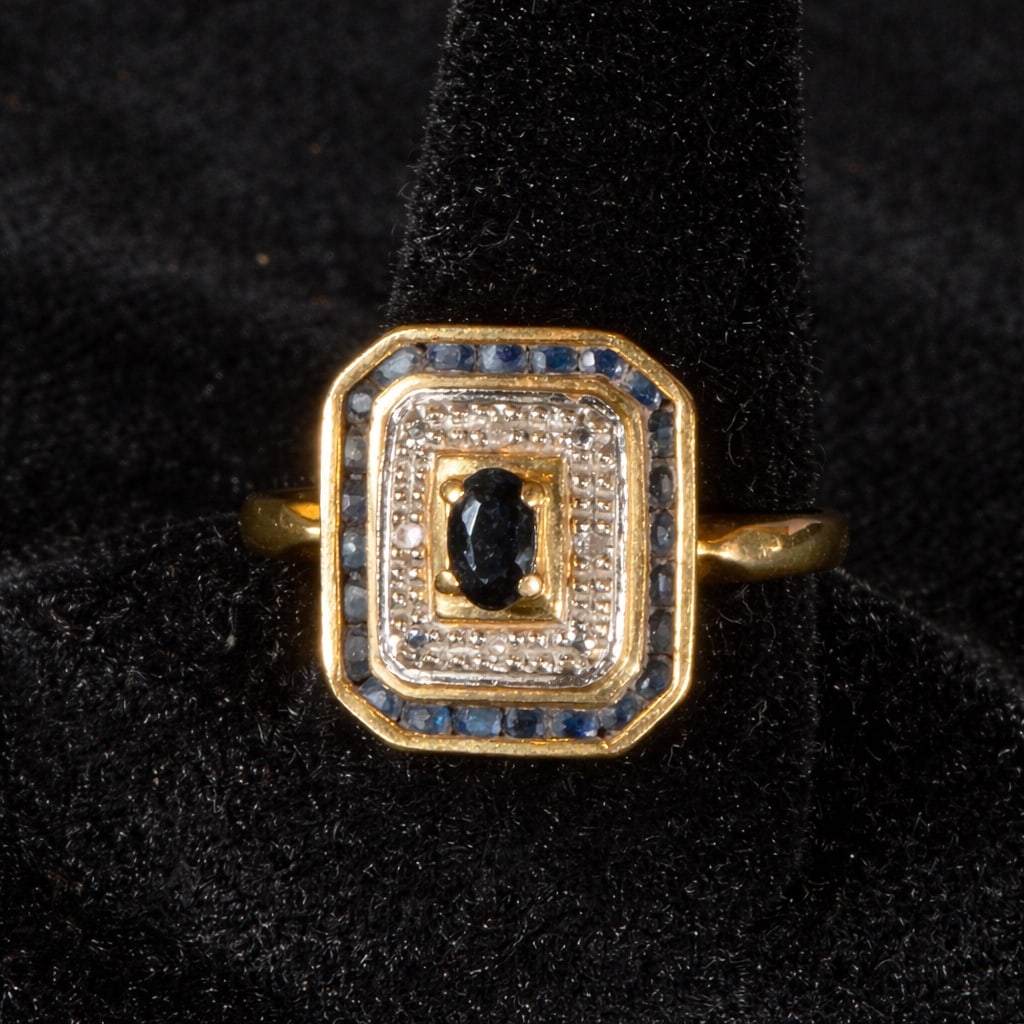 Elegant 18k yellow gold ring with diamonds and central sapphire (1 of 3)