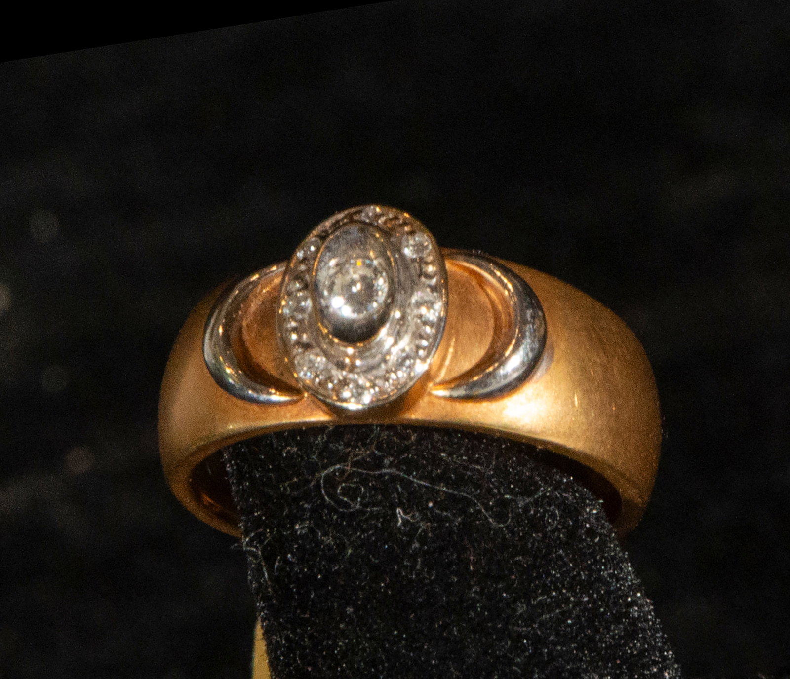 18k matte yellow gold ring with brilliant-cut diamonds: Estimated total weight 0.14 cts, total weight 3.67 g. 18-carat matte yellow gold ring with a central oval motif surrounded by brilliant-cut diamonds set in pavé.
