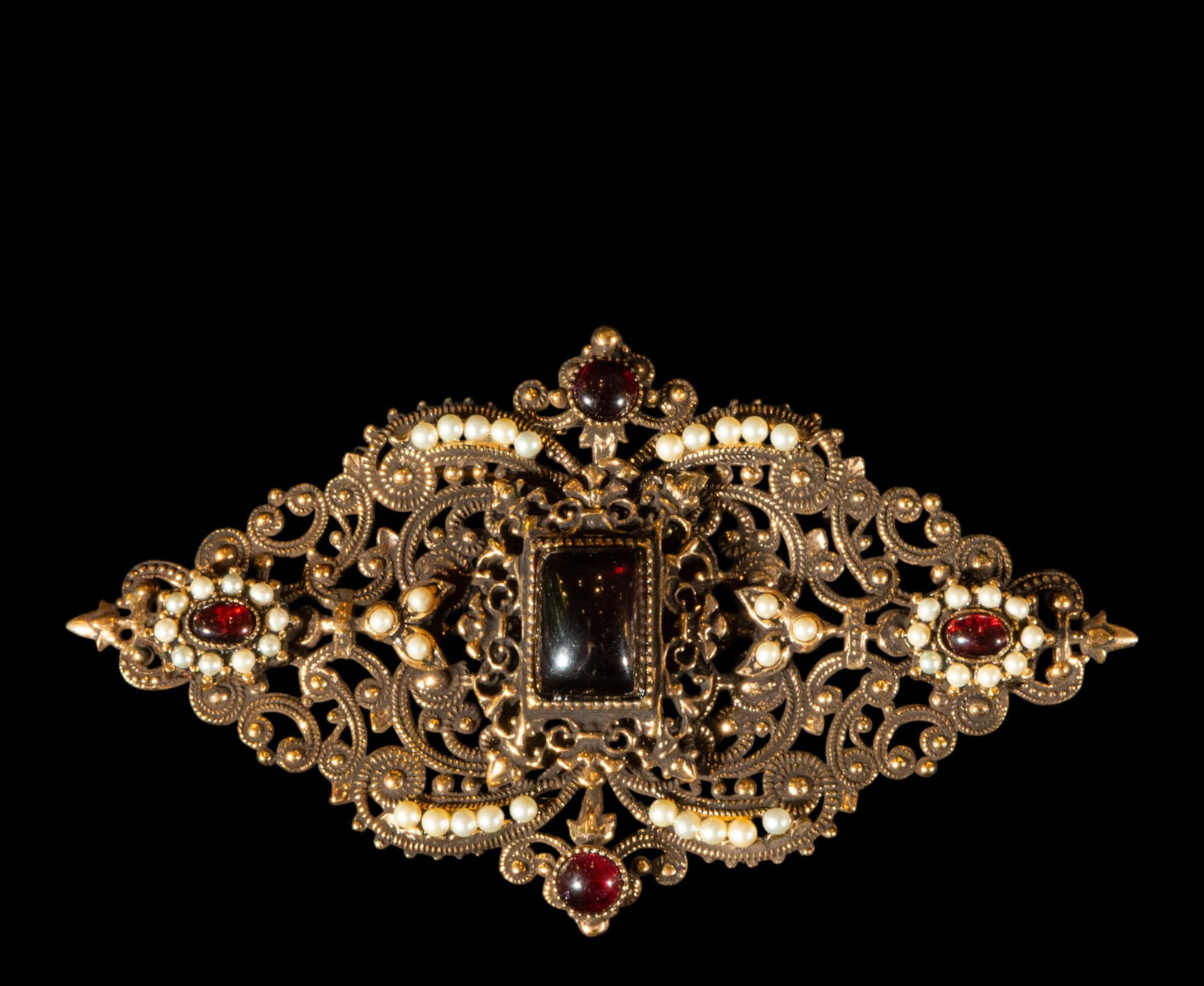 Gold-plated silver brooch decorated with garnet cabochons and cultured pearls (1 of 4)