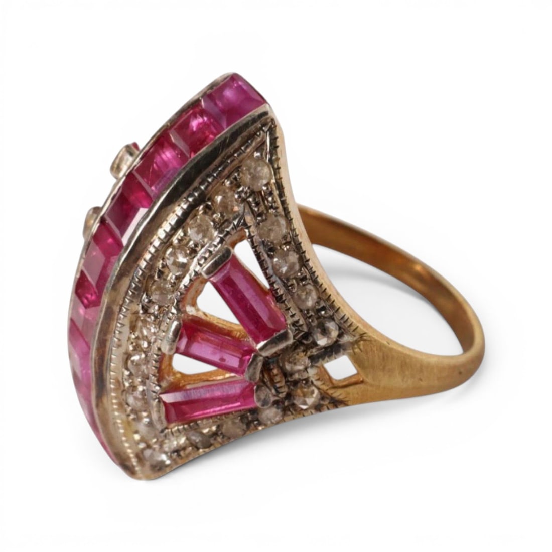 Gold-plated silver ring with rubies and rose-cut diamonds: Partially gilded 925 sterling silver, natural rubies, and rose-cut diamonds. This elegant ring, crafted in partially gilded sterling silver, is adorned with 15 natural rubies weighing approximately 2 