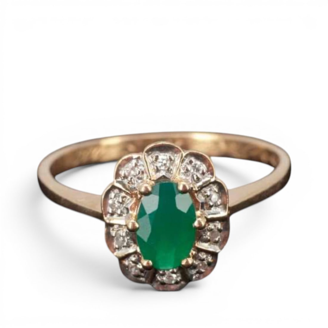 14-karat gold ring with green quartz and diamonds. Finland, 1995: Elegant ring crafted in 14-karat gold, featuring a central oval-cut green quartz surrounded by ten halo-set diamonds, creating a classic and luminous composition. The setting bears Finnish hallmarks a