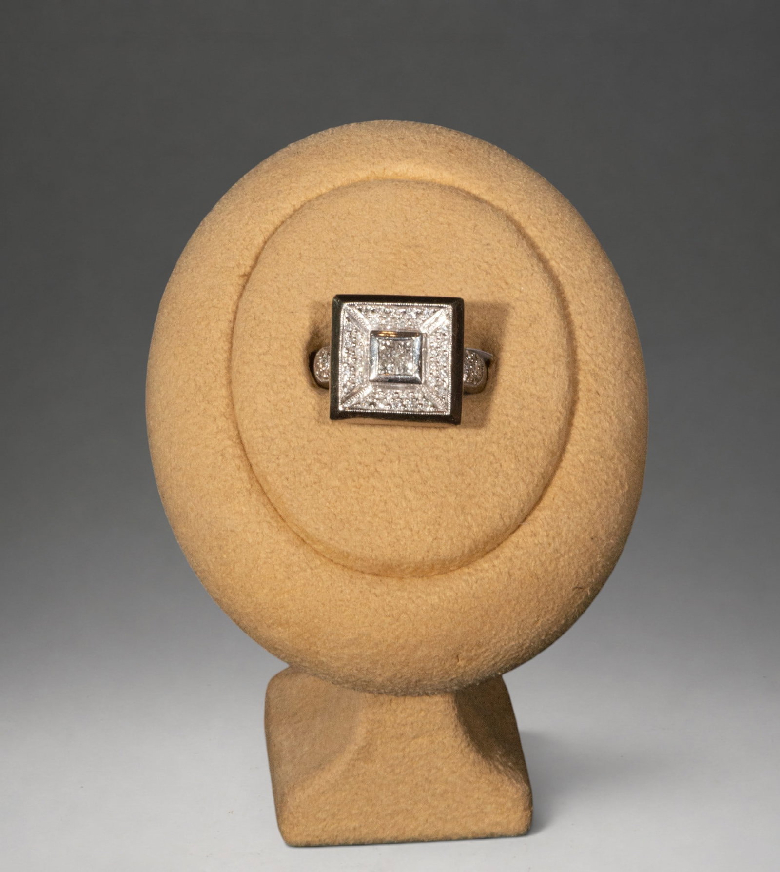 White 18k gold ring with diamonds. Weight 11.30 g.: Ring made of white gold with diamonds. It features a straight-lined setting with a central square motif decorated with diamonds, creating a geometric composition with a balanced and elegant appearance