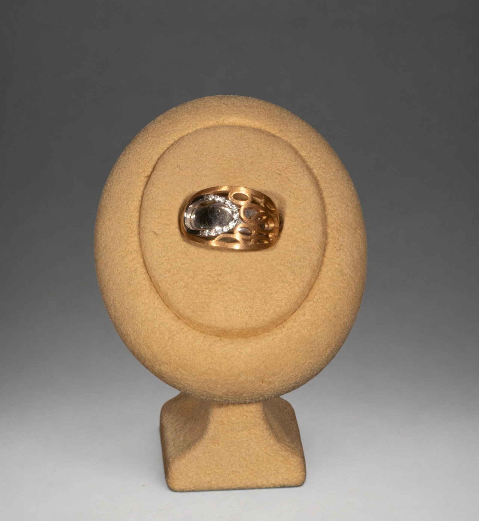 Matte gold and white gold ring. 0.14 ct diamonds. Weight 3.7 g.: Ring made in a combination of matte gold and white gold, with diamonds of indicated weight of 0.14 ct and total weight of 3.7 g. It features a contemporary design based on the contrast between the pol
