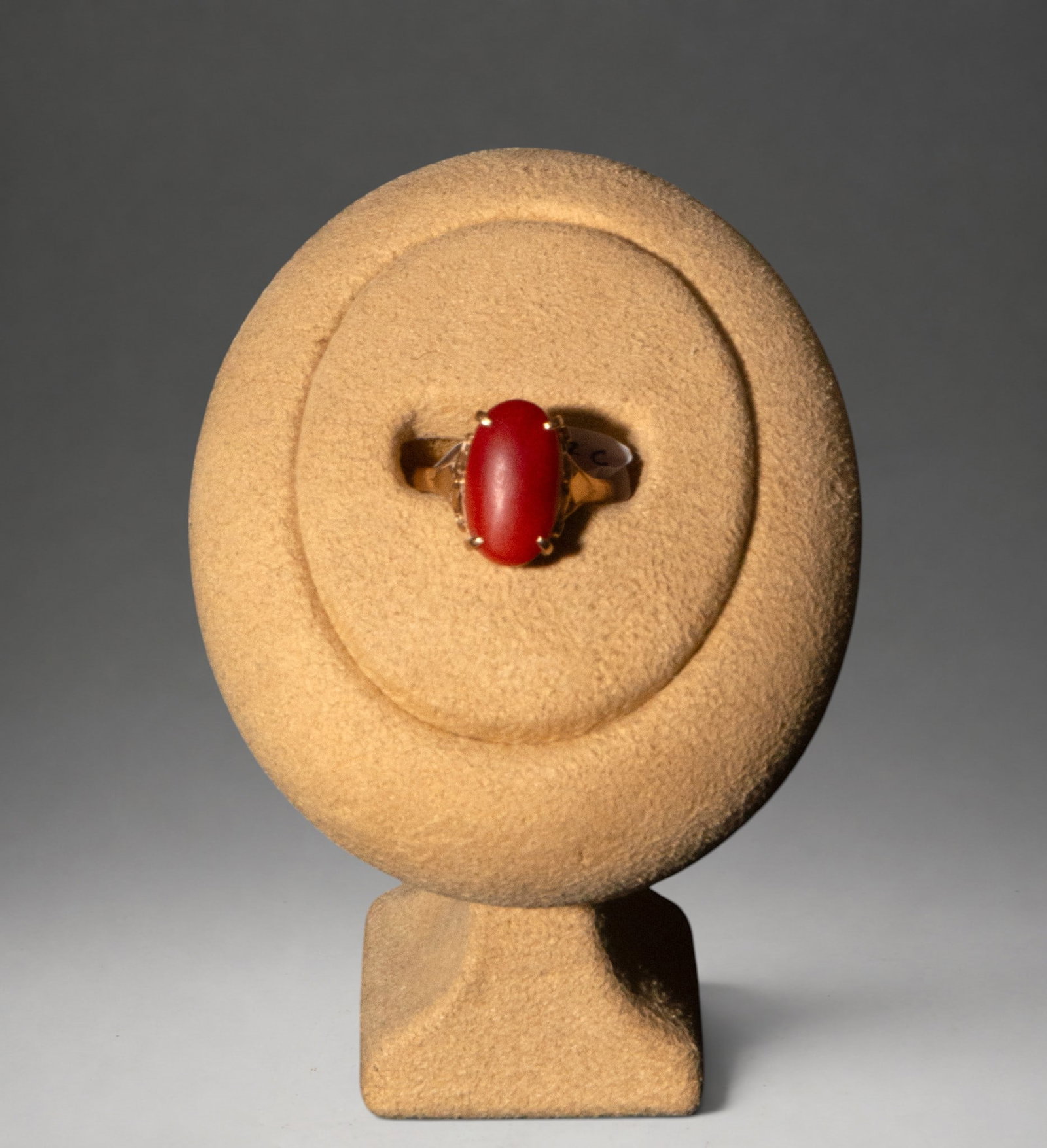 14K gold and coral ring 2.39gr: 2.39g. Ring made of 14K gold with an oval-shaped coral as its central motif. The stone is prong-set on a simple setting that highlights its color and volume, resulting in a classic design.
