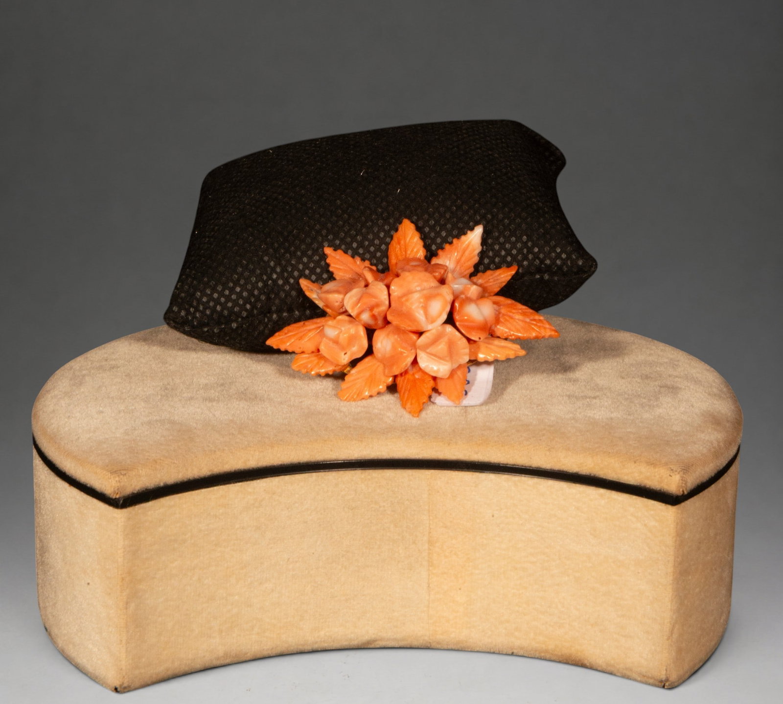 18k Gold and coral brooch with flowers and branches 13G: 13G. Brooch crafted in gold and carved coral, forming a delicate floral composition. The design comprises coral roses sculpted with finely carved leaves arranged in a bouquet, creating a richly orname