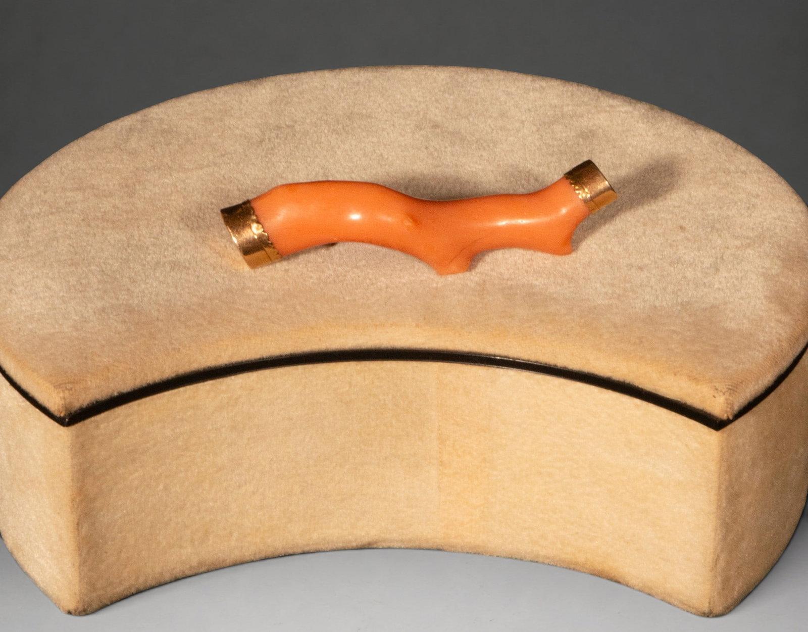 Coral branch-shaped brooch with 18K 13G gold mounts: 13G. Brooch made with a natural coral branch mounted in 18K gold using caps at both ends. The piece retains the organic silhouette of the coral, highlighting the beauty of its natural forms and the in