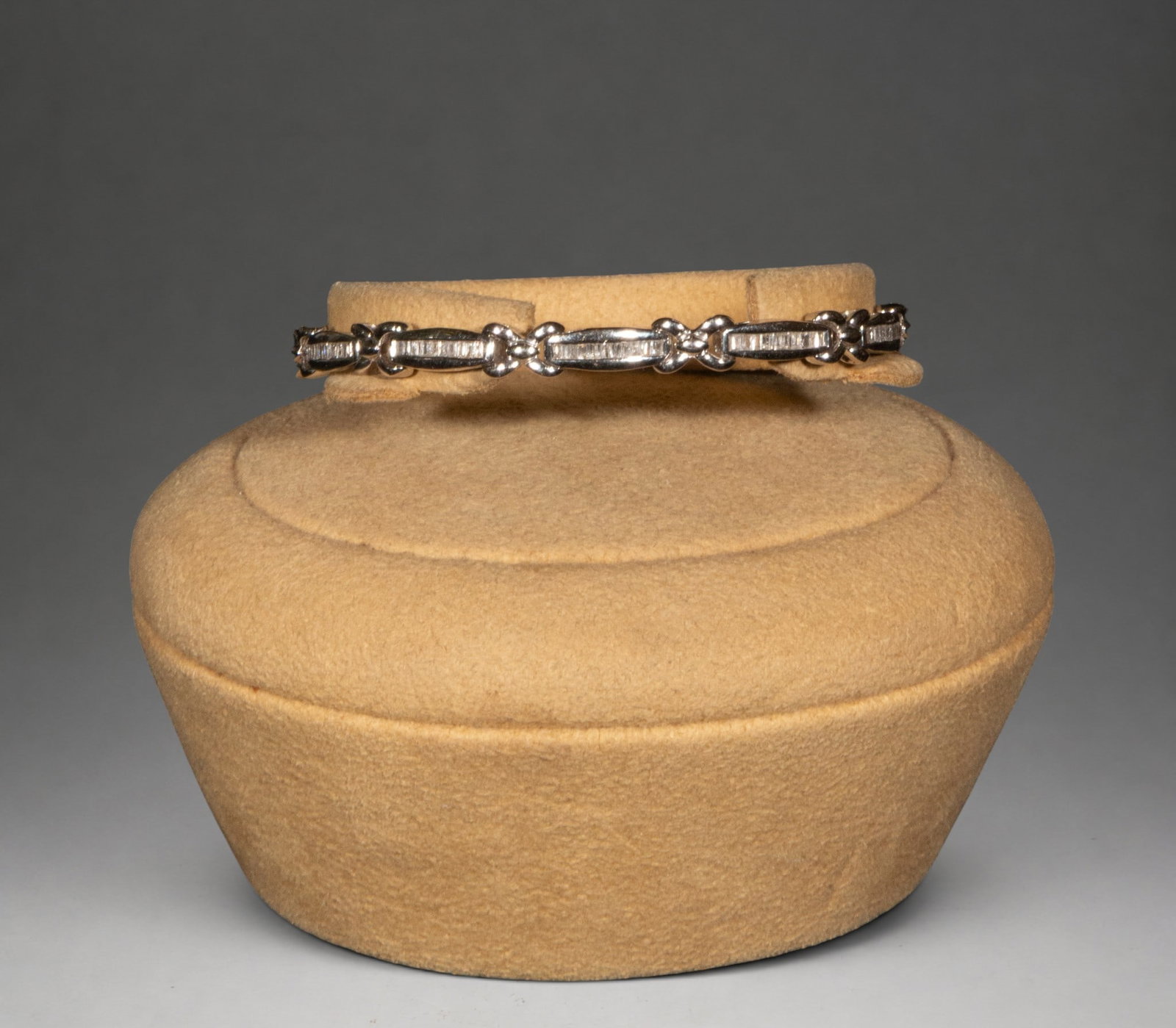 White 18k gold bracelet with baguette-cut diamonds (1.10 ct). Weight 13.34 g.: Bracelet crafted in white gold with an articulated series of links adorned with baguette-cut diamonds. The alternating geometric elements create an elegant and flexible design, in which the stones, wi