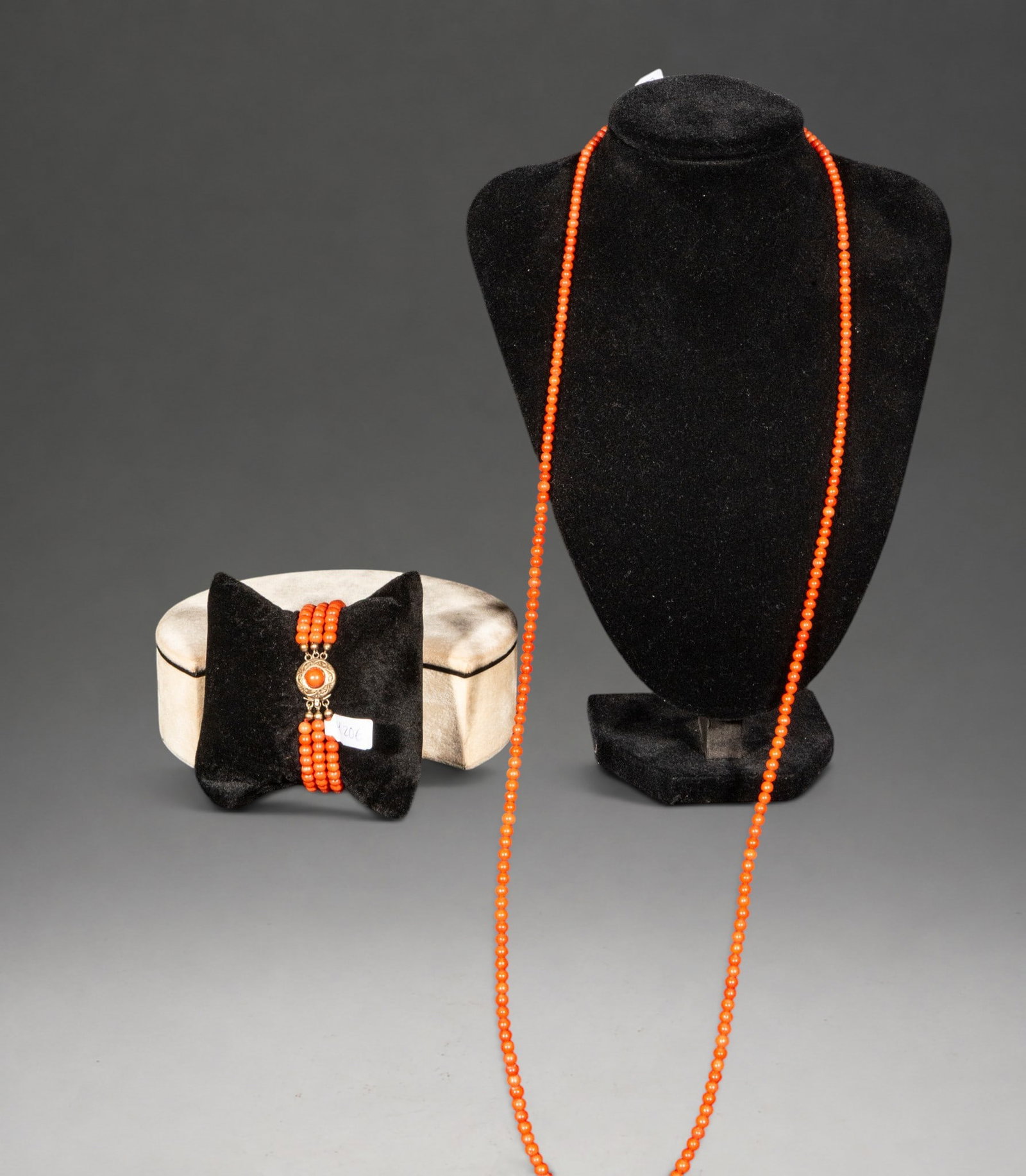 Coral set: three-strand bracelet with cabochon clasp (1 of 8)