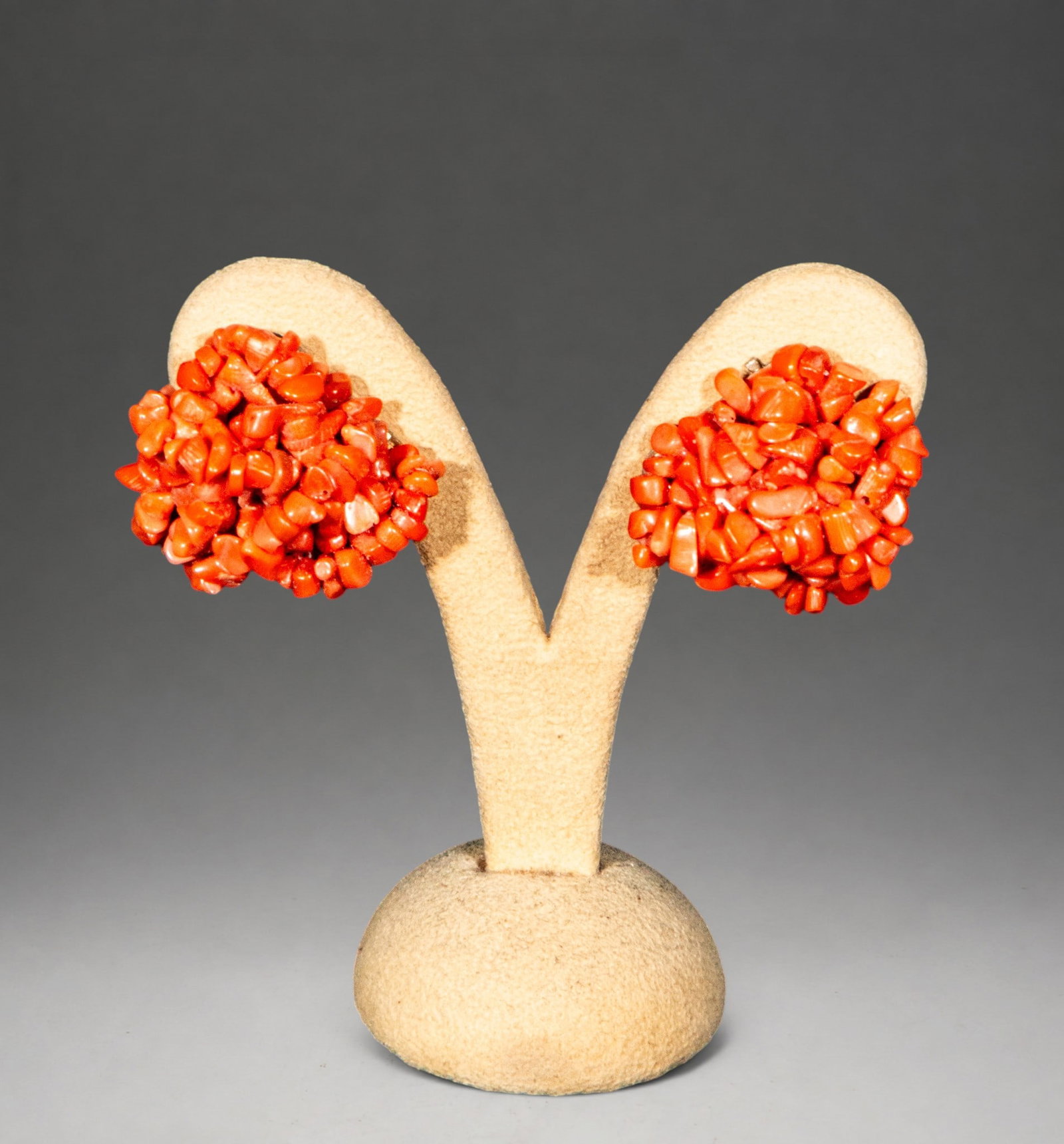 Large metal and coral earrings, omega clasp, 1980s: Large-format earrings composed of fragments of natural coral mounted on a metal structure with an omega closure. Their voluminous design, characteristic of the 1980s, offers a striking aesthetic prese