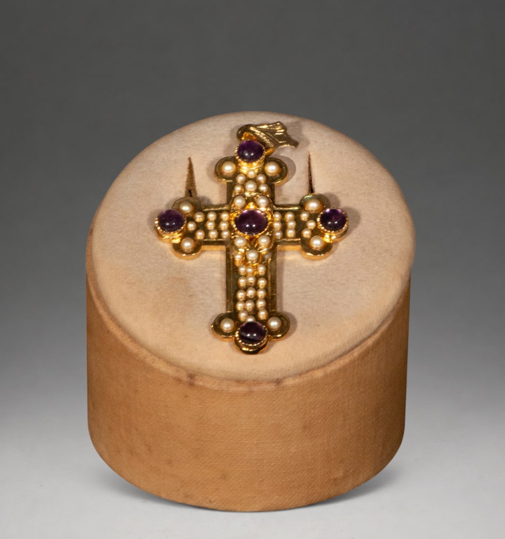 Cross with amethyst and pearls: Gold-plated metal cross decorated with small pearls and amethyst cabochons. Devotional-inspired design with an elegant symmetrical composition and meticulous craftsmanship.