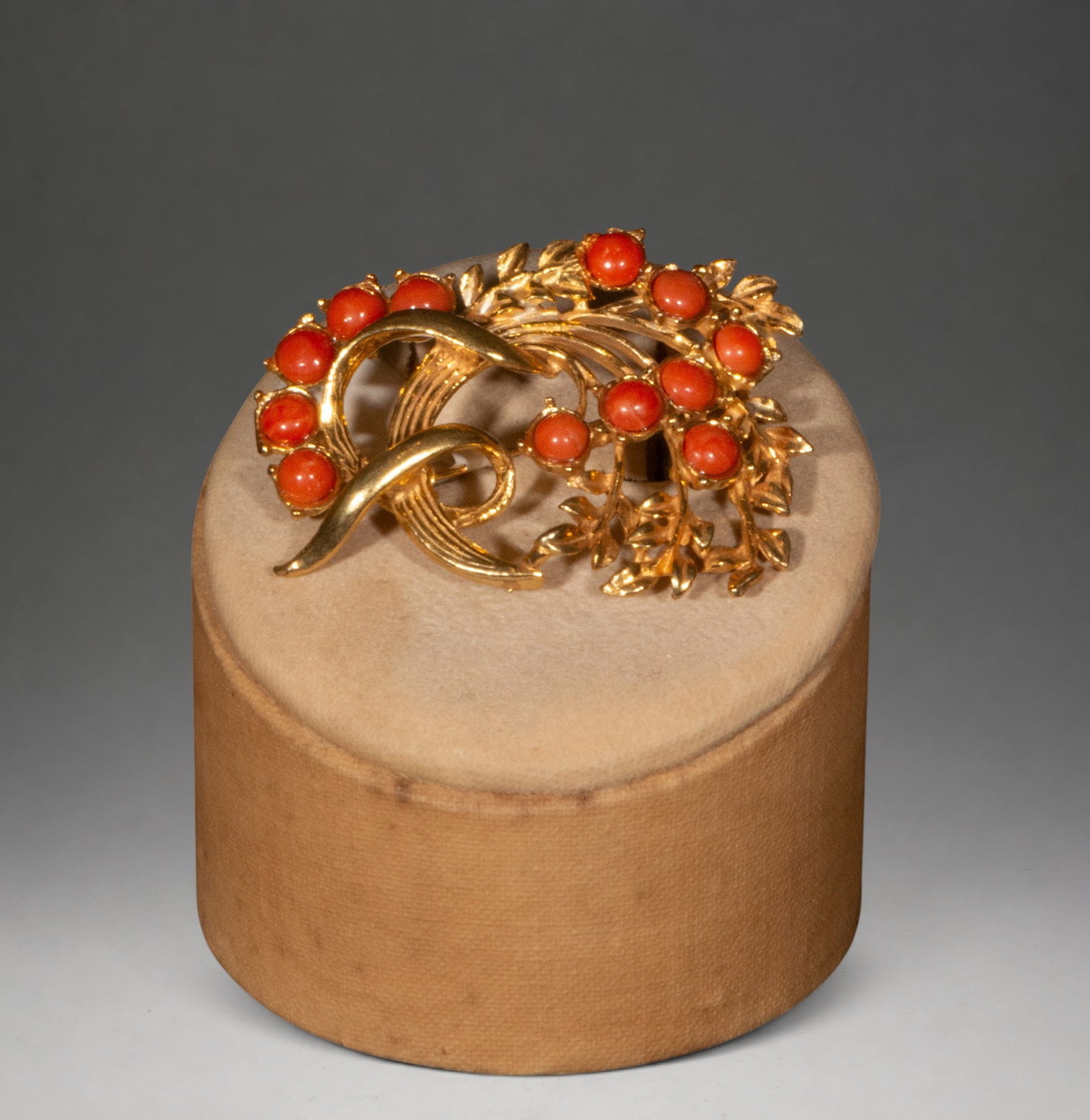 Coral and gilded silver brooch: Gilded silver brooch with a botanical composition featuring stylized branches and leaves, decorated with red coral cabochons. An elegant, naturalistic design, typical of mid-20th-century jewelry.