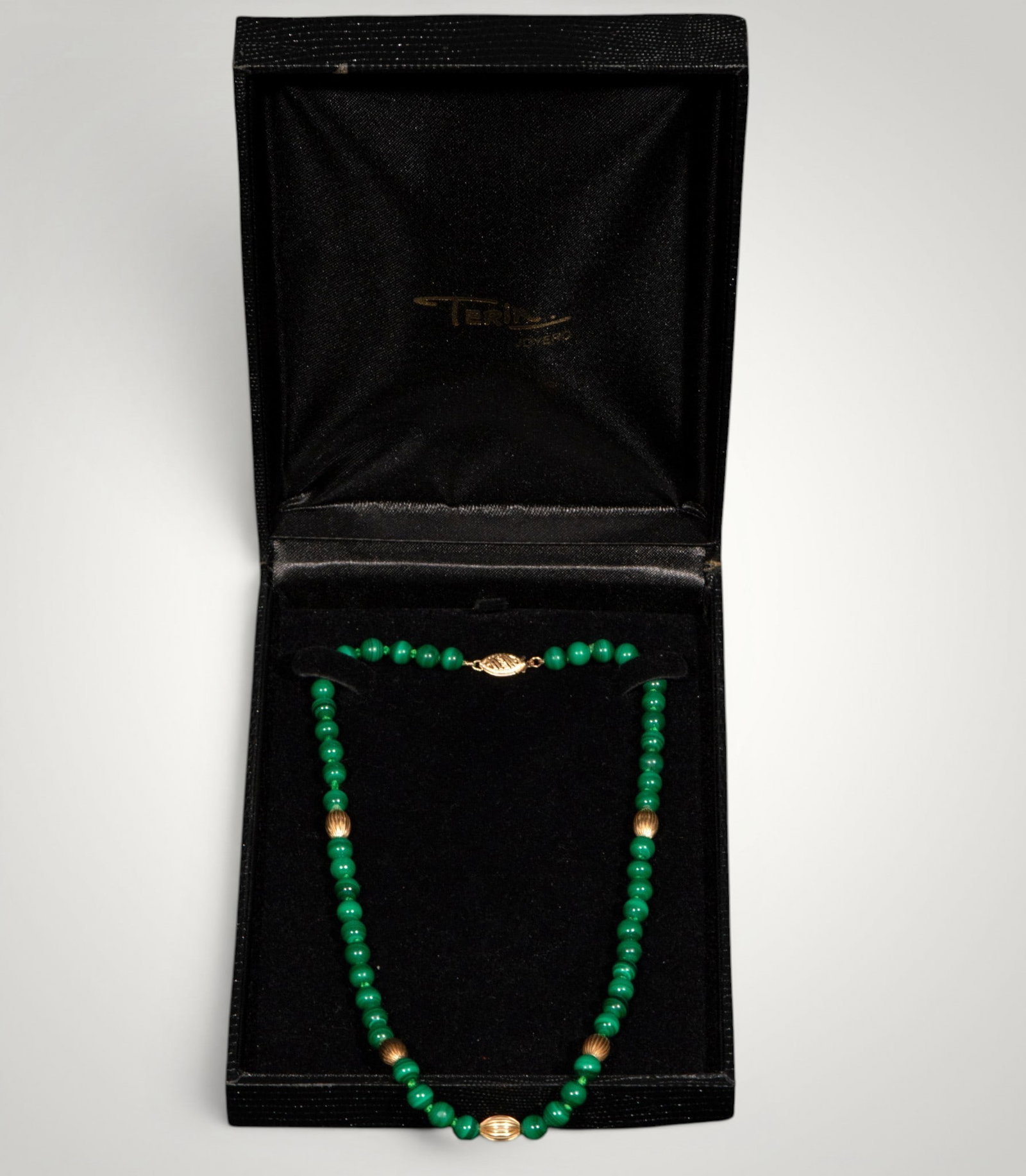 Malachite bead necklace. European School. 20th century: Polished malachite and 14-karat gold. Measures 13 x 10 cm. Necklace composed of spherical malachite beads in an intense green hue, articulated by spacers and a 14-karat gold clasp with fluted decorati