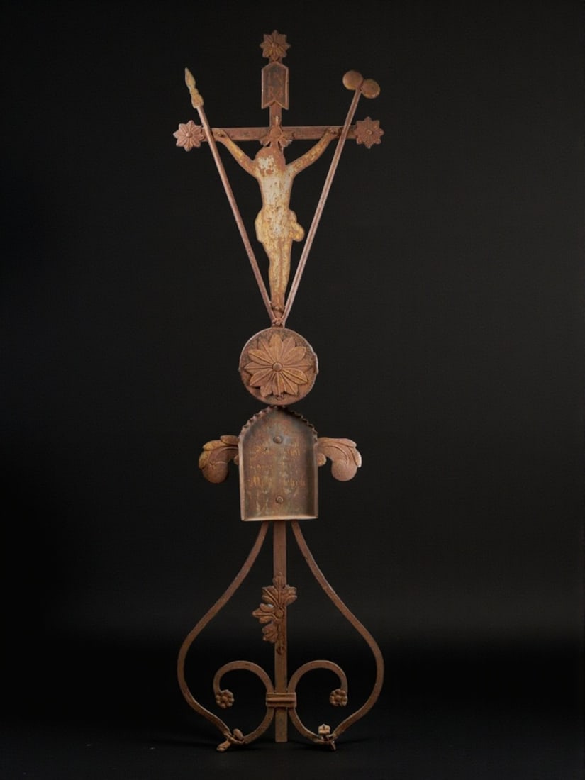 Wrought iron memorial cross, United States, 1916: Wrought iron. Dimensions: 180 × 53 cm. Magnificent commemorative cross from a German immigrant cemetery in the United States, dated 1916. A handcrafted wrought iron piece with an elegant symmetrical 