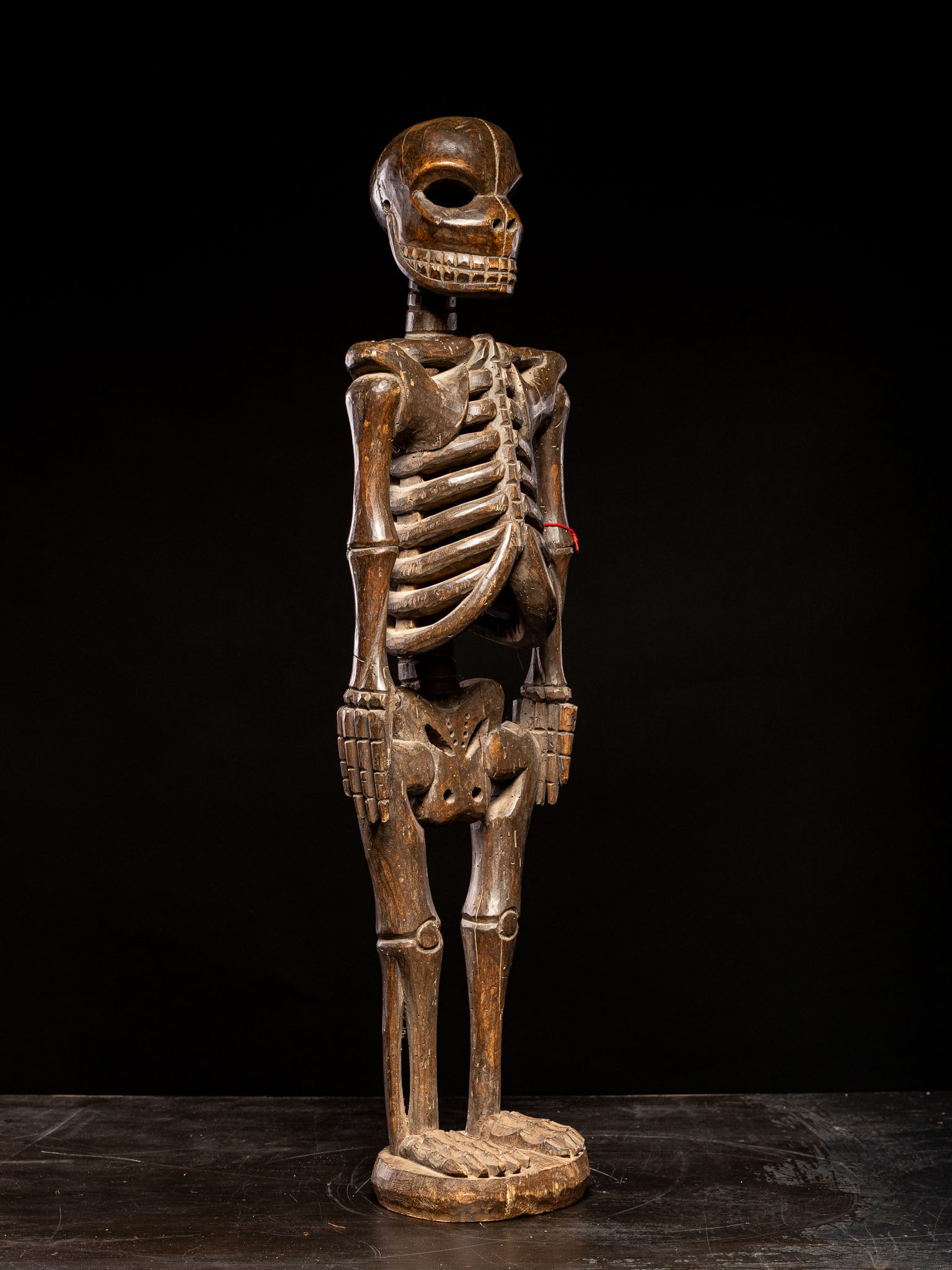 Ceremonial skeleton. Tiv people, Nigeria. 20th century: Wood. Dimensions: 84 × 18 × 16 cm. Ritual sculpture carved from a single piece of wood, representing a stylized skeletal figure associated with beliefs about life, death, and the spiritual world wit