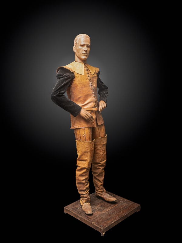 Life-size articulated mannequin in musketeer costume, 20th century: Wood, ceramic, leather, and fabric. Dimensions: 190 x 65 x 30 cm. Unique, life-size vintage mannequin made of wood, with articulated arms and legs, a ceramic head, and dressed in a complete musketeer'