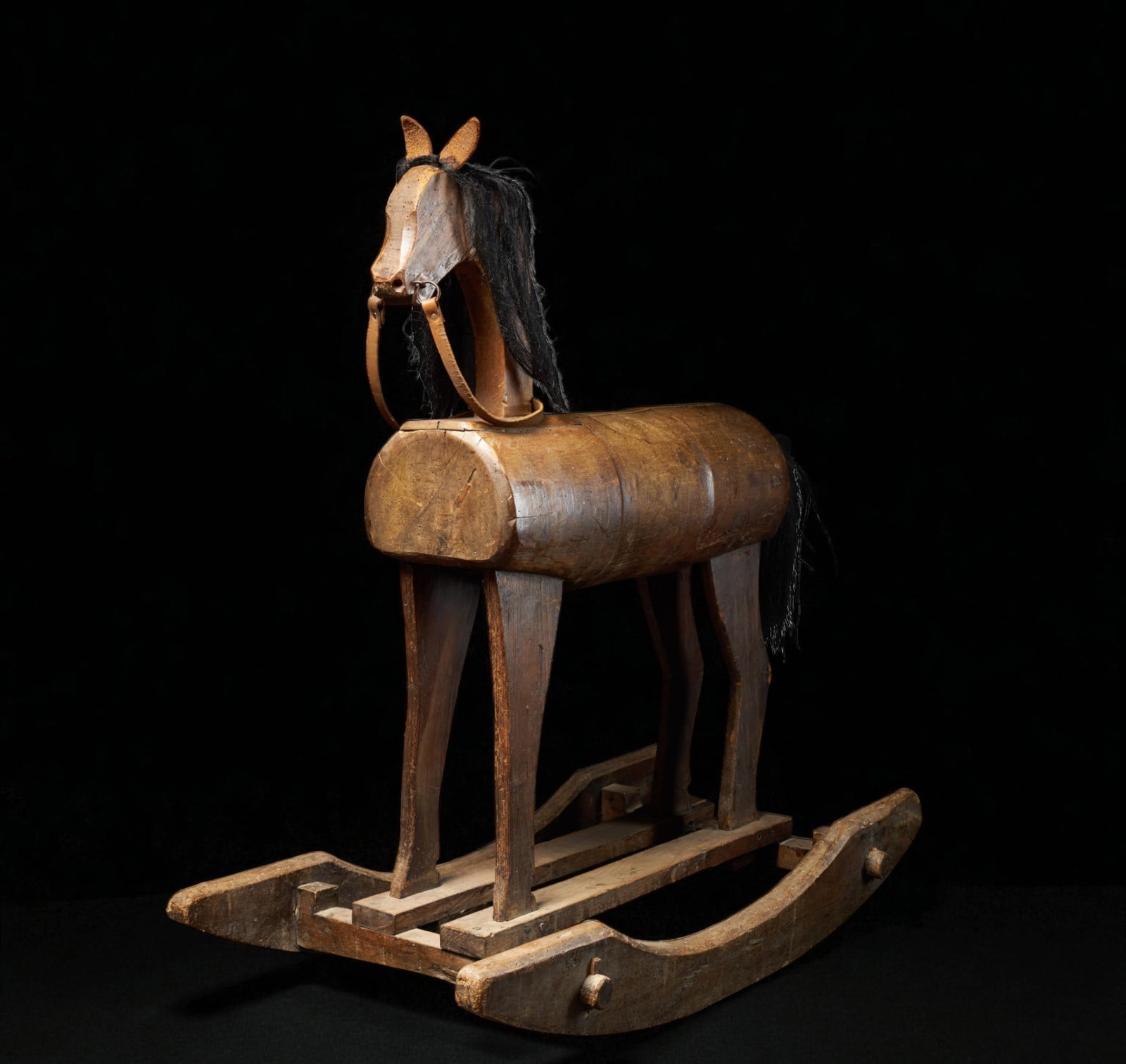 Wooden rocking horse for children with natural mane, first half of the 20th century: Carved wood and organic material. Dimensions: 90 × 41 × 90 cm. Charming vintage rocking horse, handcrafted from wood with genuine horsehair. A decorative children's furniture piece, typical of the e