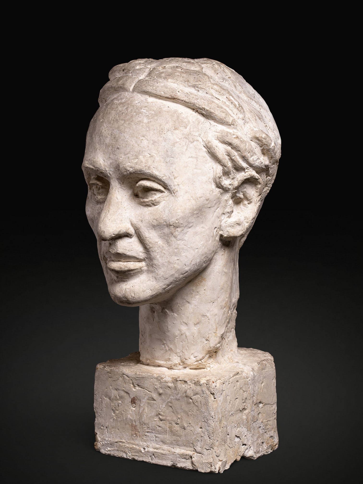 Workshop of Gustave Fontaine (Etterbeek, 1877 – Brussels, 1952) - Modeled male head: Plaster. Dimensions: 51 × 29 × 24 cm. Sculptural study from the workshop of Gustave Fontaine, conceived as an academic or working model. The male head displays solid and expressive modeling, with pa
