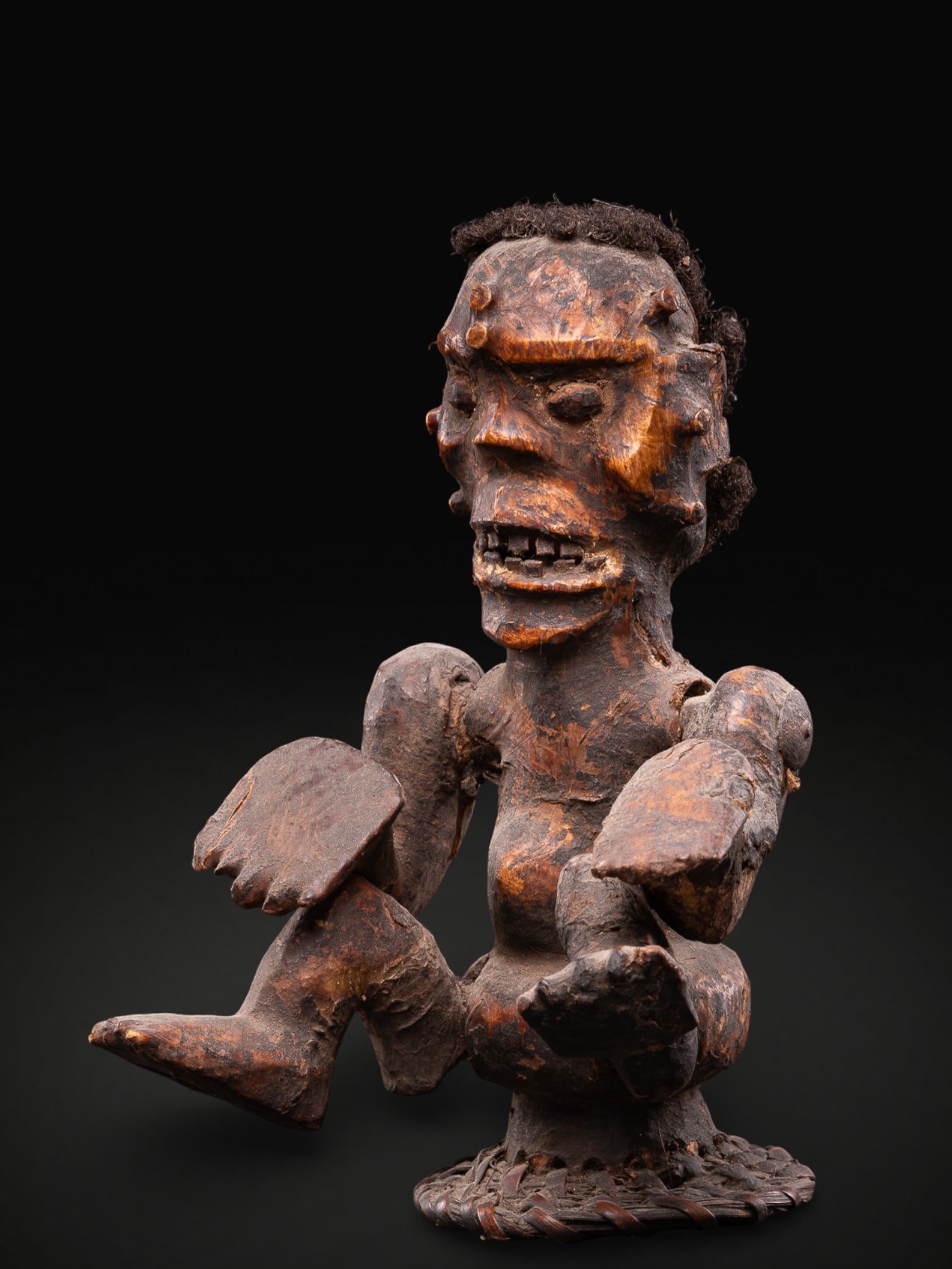 Crested mask. Ejagham village, Nigeria, 19th–20th century: Wood and antelope hide. Dimensions: 23 × 16 × 14 cm. Small ritual mask belonging to the sculptural tradition of the Ejagham people, characterized by its compact form and the combination of carved wo