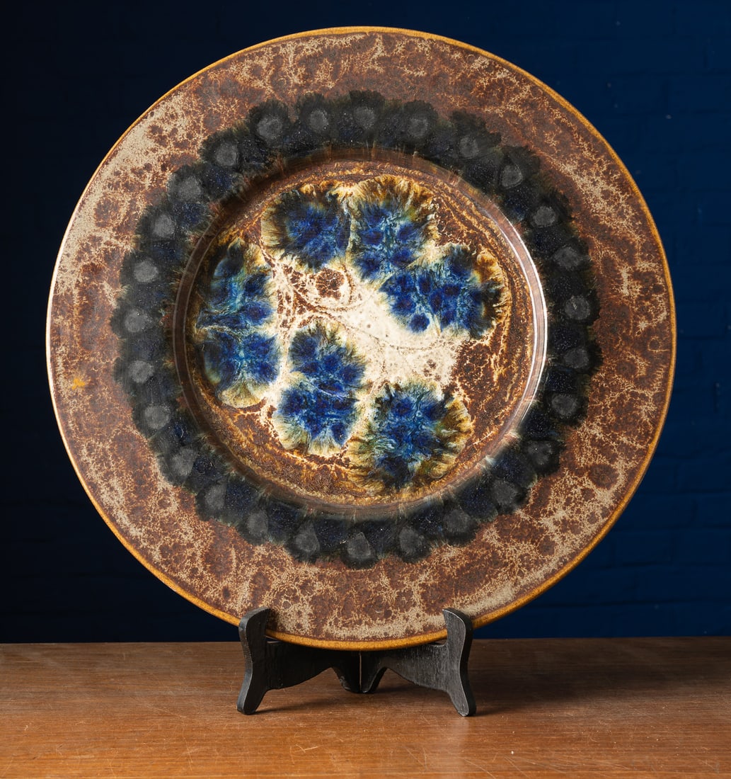 Handmade decorative ceramic plate, designed by Reiner Gehrig, Pottery Gehrig Grünstadt, West: Hand-glazed ceramic. Dimensions: Ø 34 cm; height 2 cm. Beautiful wall plate from the German firm Pottery Gehrig Grünstadt, designed by Reiner Gehrig, with a colorful glaze in shades of blue, white, 