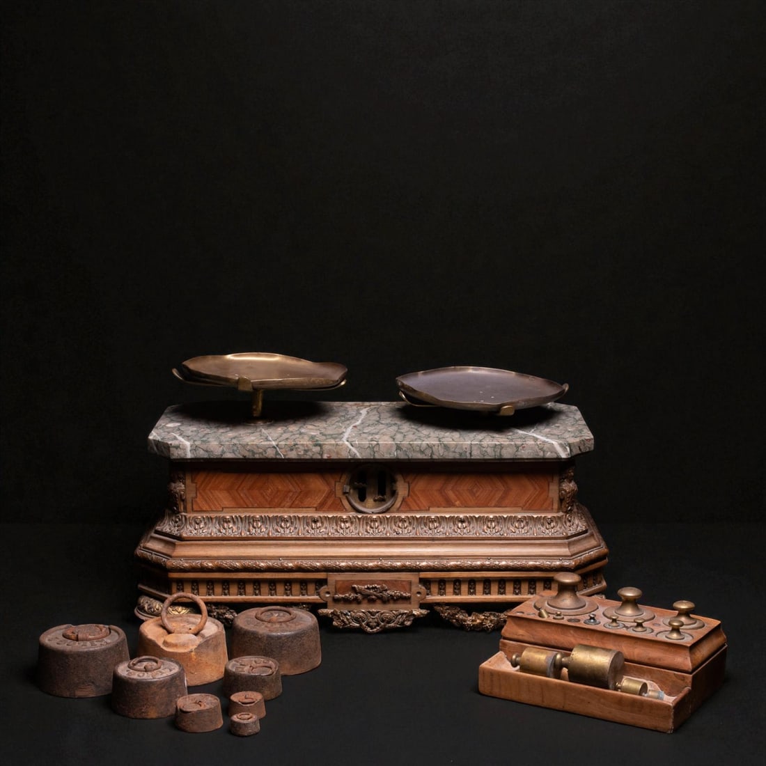 Spanish shop scale with original set of weights, 19th century (1 of 4)