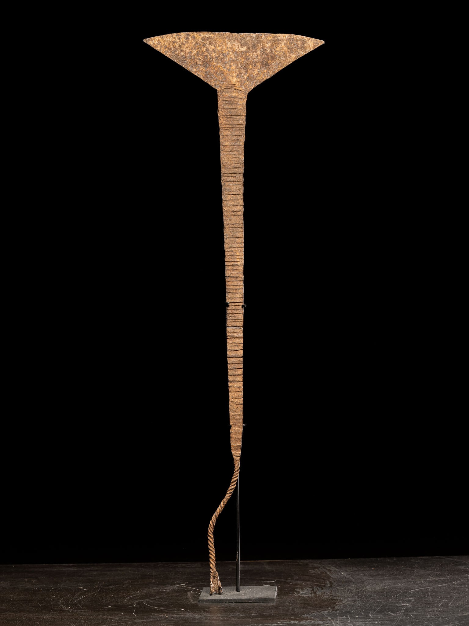 Ritual coin-hoe. Idoma people, Nigeria. 19th–20th century: Iron. Dimensions: 48 × 24 cm. Wrought iron object used as a form of traditional currency and a symbol of value within the economic and ritual systems of the Idoma people. These hoe-money objects serv