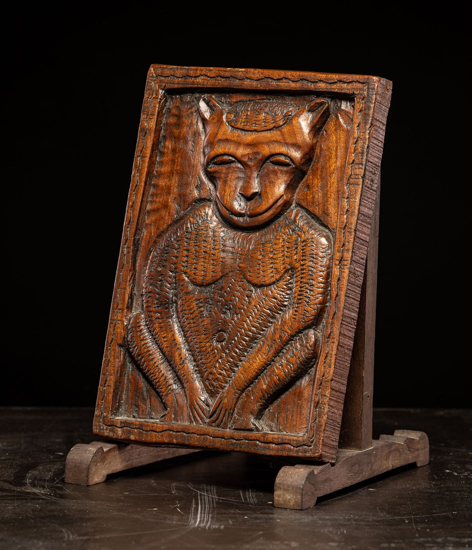 Relief carved with an anthropomorphic monkey, France, 19th century: Carved wood. Dimensions: 30 x 22 x 2 cm. Decorative wooden relief depicting an anthropomorphic monkey, conceived in a fantastical and ornamental style characteristic of the eclectic taste of the 19th 