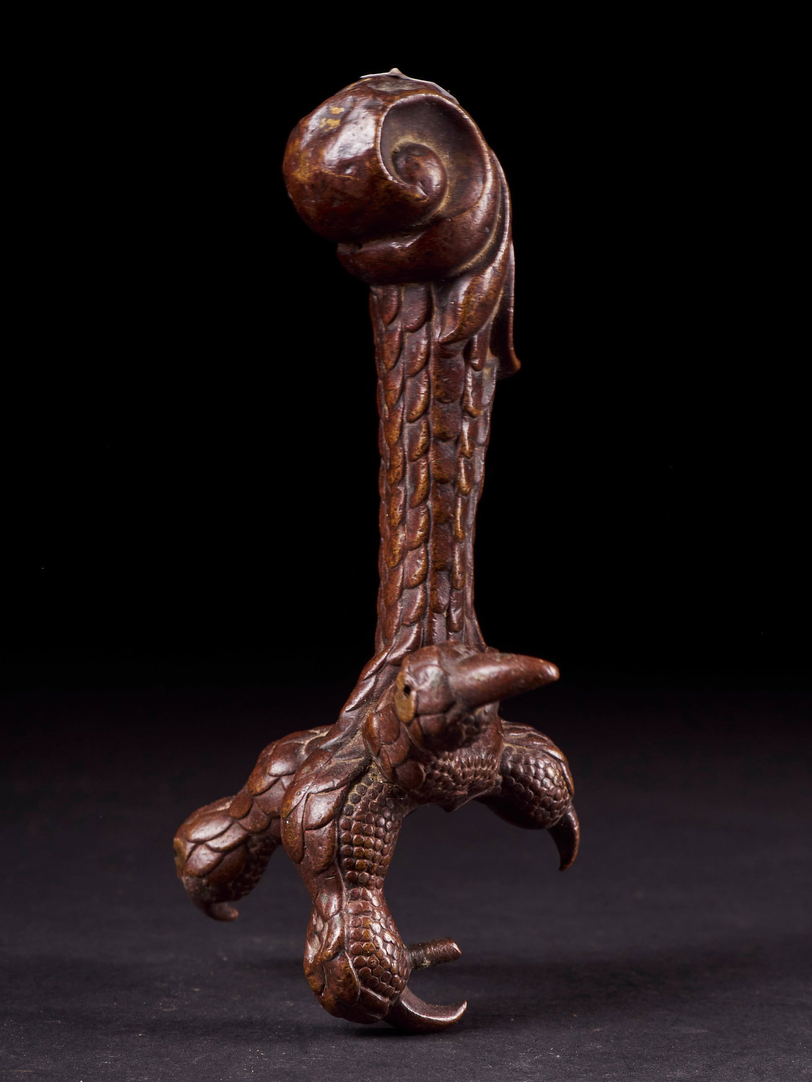 Eagle's claw. Copper alloy, 20th century: Copper alloy. Dimensions: 14 cm. This sculptural and ornamental object, crafted from copper alloy, depicts a powerfully expressive eagle's talon. Symbolic pieces of this type evoke values ??associated