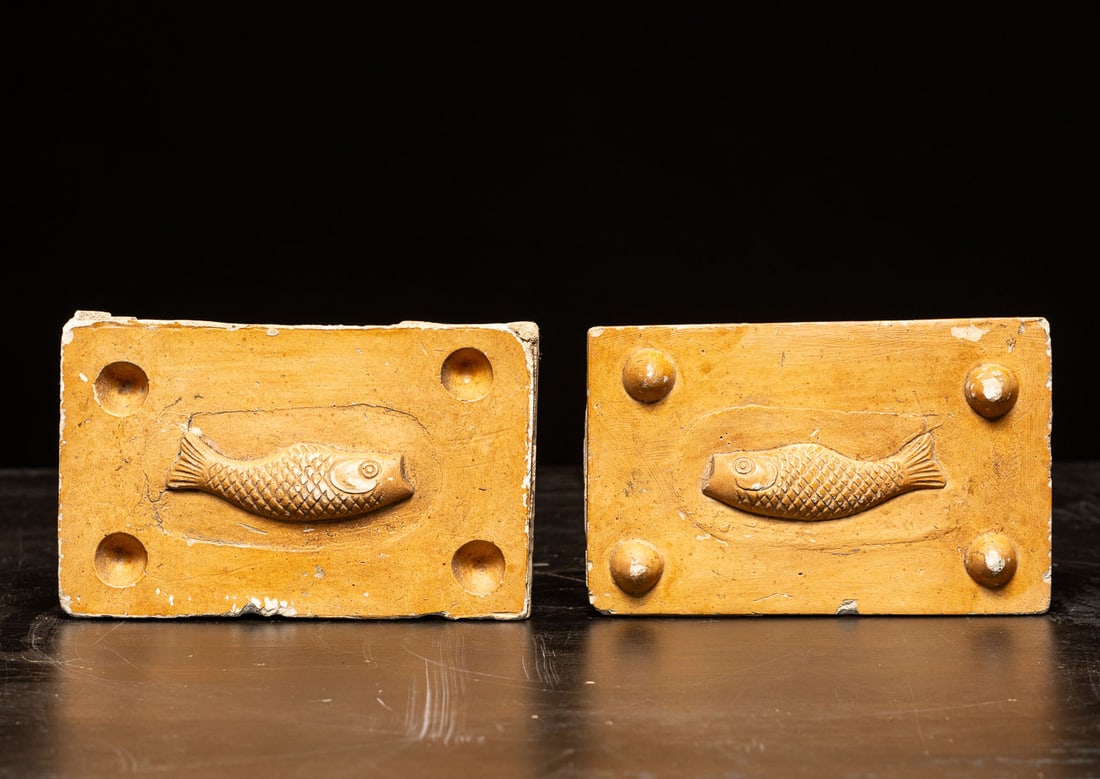 Terracotta tiles with a fish motif: Terracotta. Dimensions: 17 x 11 x 5.5 cm. A set of terracotta pieces depicting fish, designed with an ornamental style and a strong textural presence, typical of this type of decorative or architectur