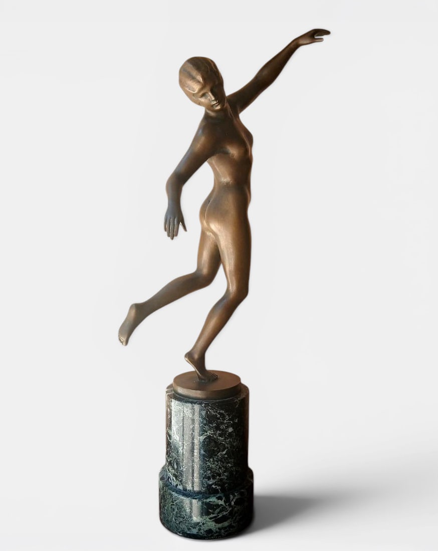 Art Deco sculpture of a dancer in patinated bronze, KARL PERL (Vienna, 1876 – 1965), 20th century: Patinated bronze on a marble base. Dimensions: 43 cm high. Karl Perl was one of the most representative Austrian sculptors of the early 20th century, developing a body of work closely linked to the ae
