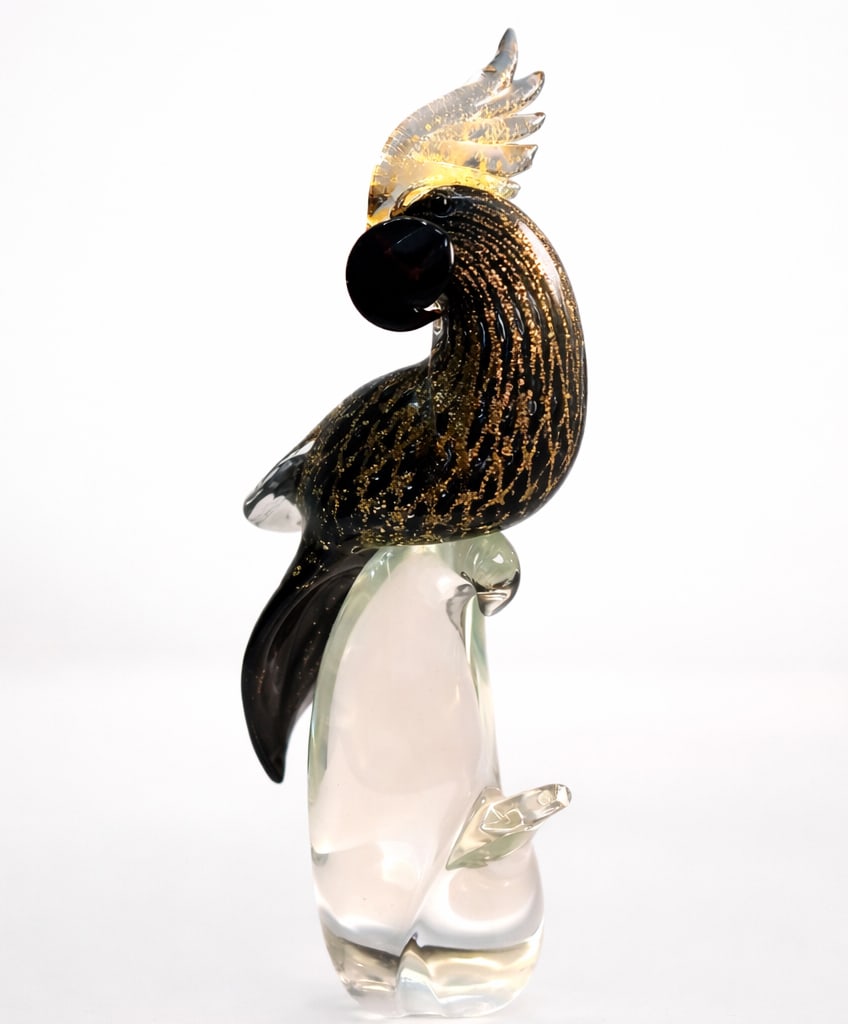 ALBERTO DONÀ (Murano, active in the 20th century) Parrot, 1980s: Murano glass with gold latticework. Height: 34 cm. Decorative Murano glass sculpture depicting a perched parrot, created by master glassmaker Alberto Donà in the 1980s. The piece is executed using th