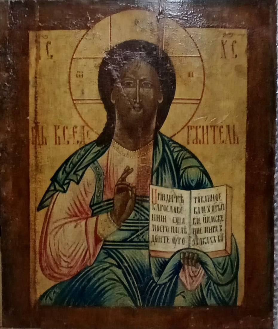 RUSSIAN ICON (Russia, early 19th century) - Christ the Blessing: Oil on panel. Dimensions: 52 × 42 cm. The work depicts Christ in the act of blessing, following the traditional iconography of Christ Pantocrator, one of the most widespread images in Orthodox painti